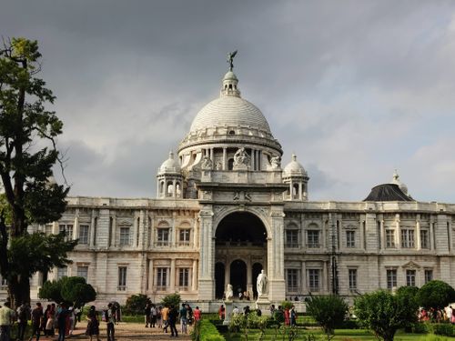 Free Victoria Memorial in Kolkata, showcasing majestic colonial architecture and lush gardens under a cloudy sky. Stock Photo