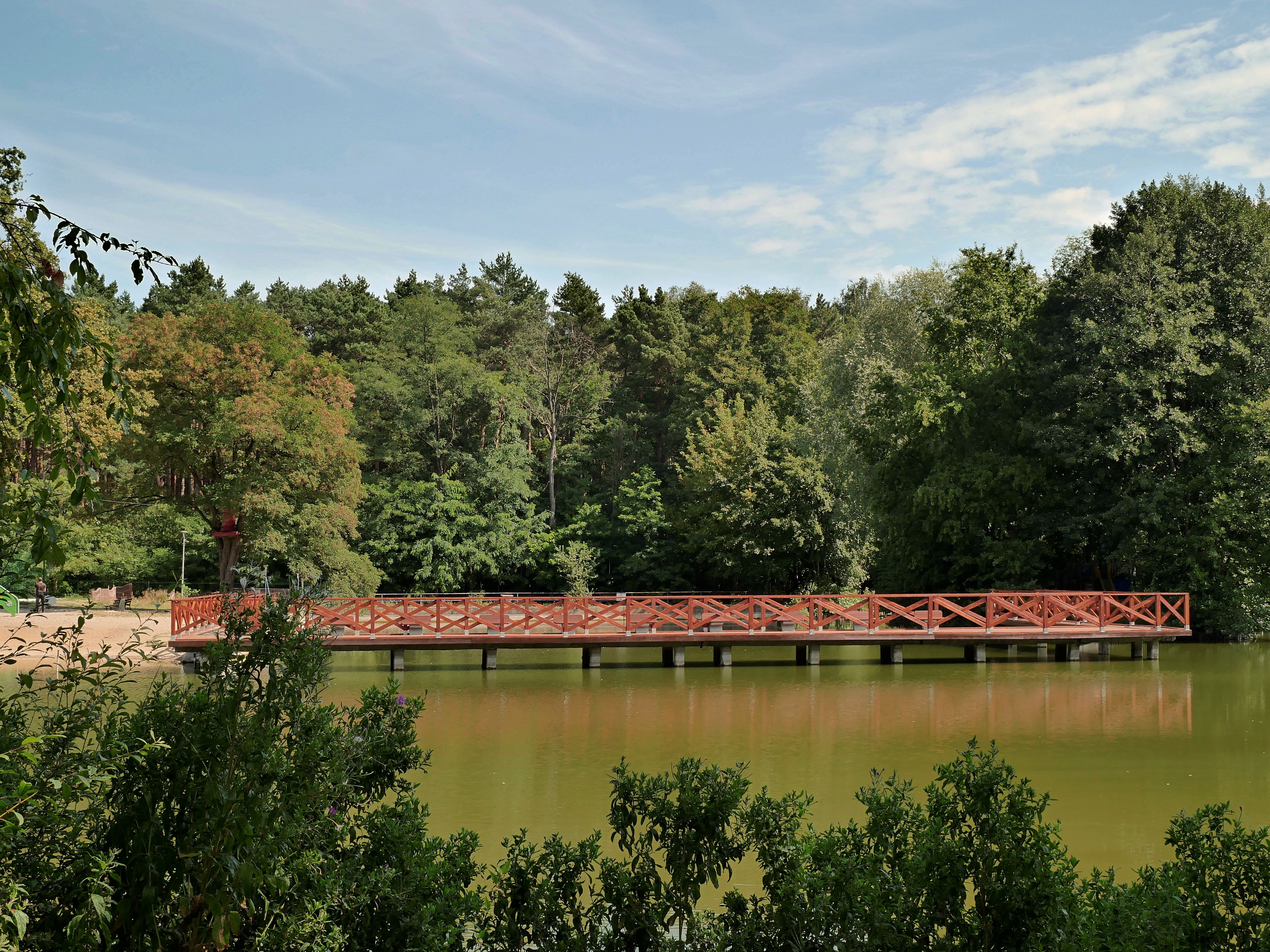Romantischer Landschaftspark mit künstlichem See