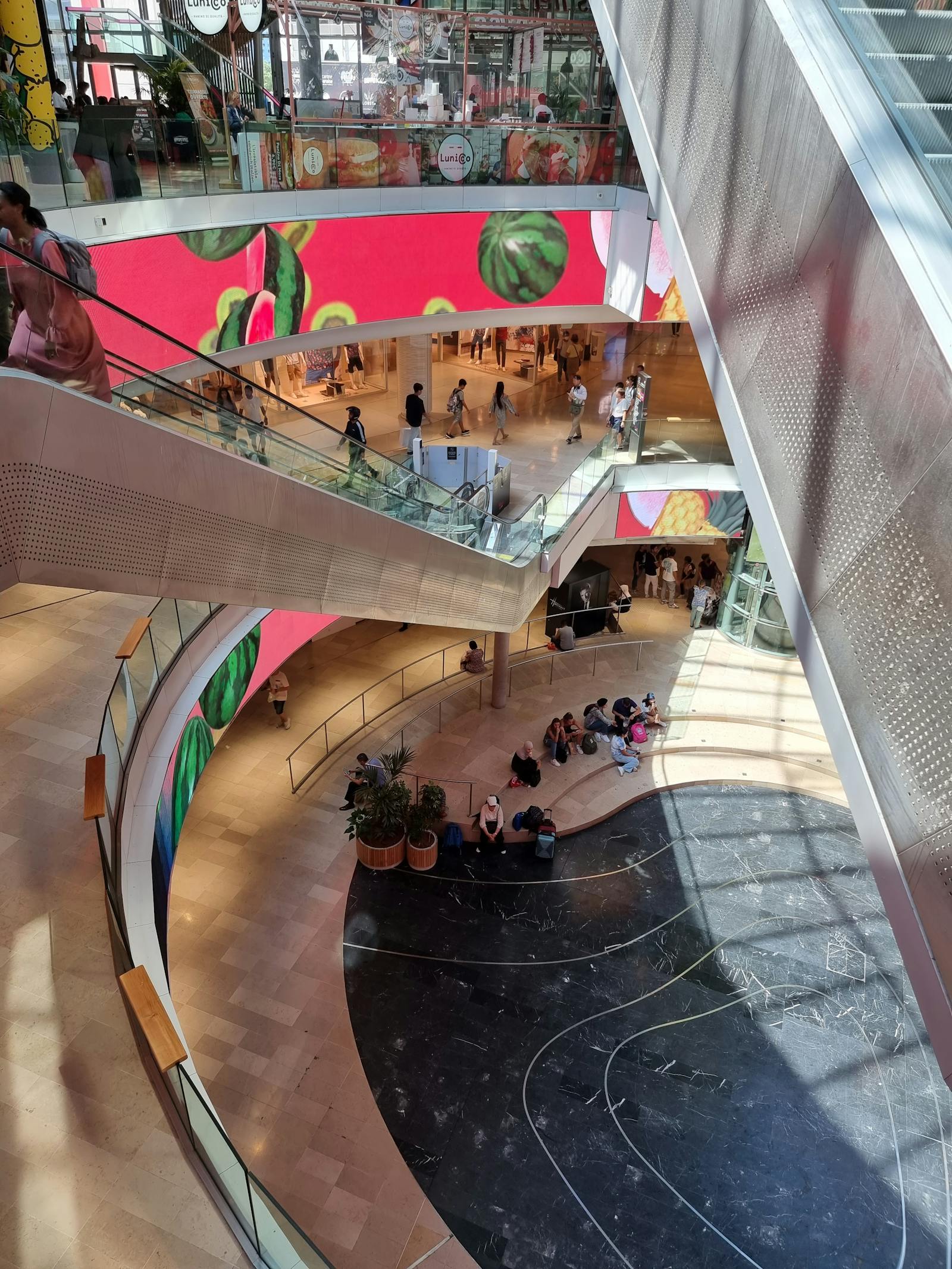 Intérieur de centre commercial moderne en Île-de-France