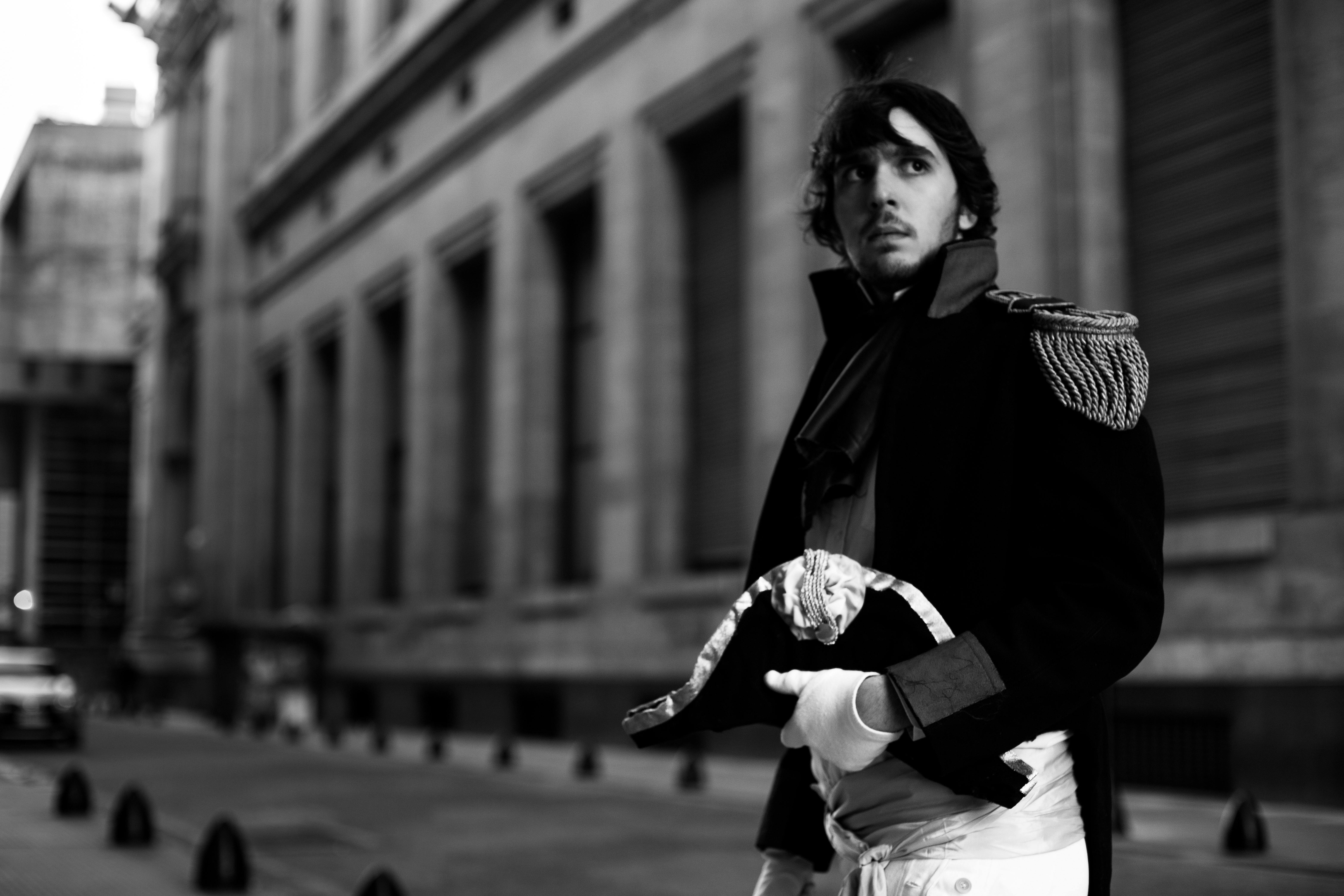 A man in period costume poses outdoors in Buenos Aires, capturing a vintage historical theme.