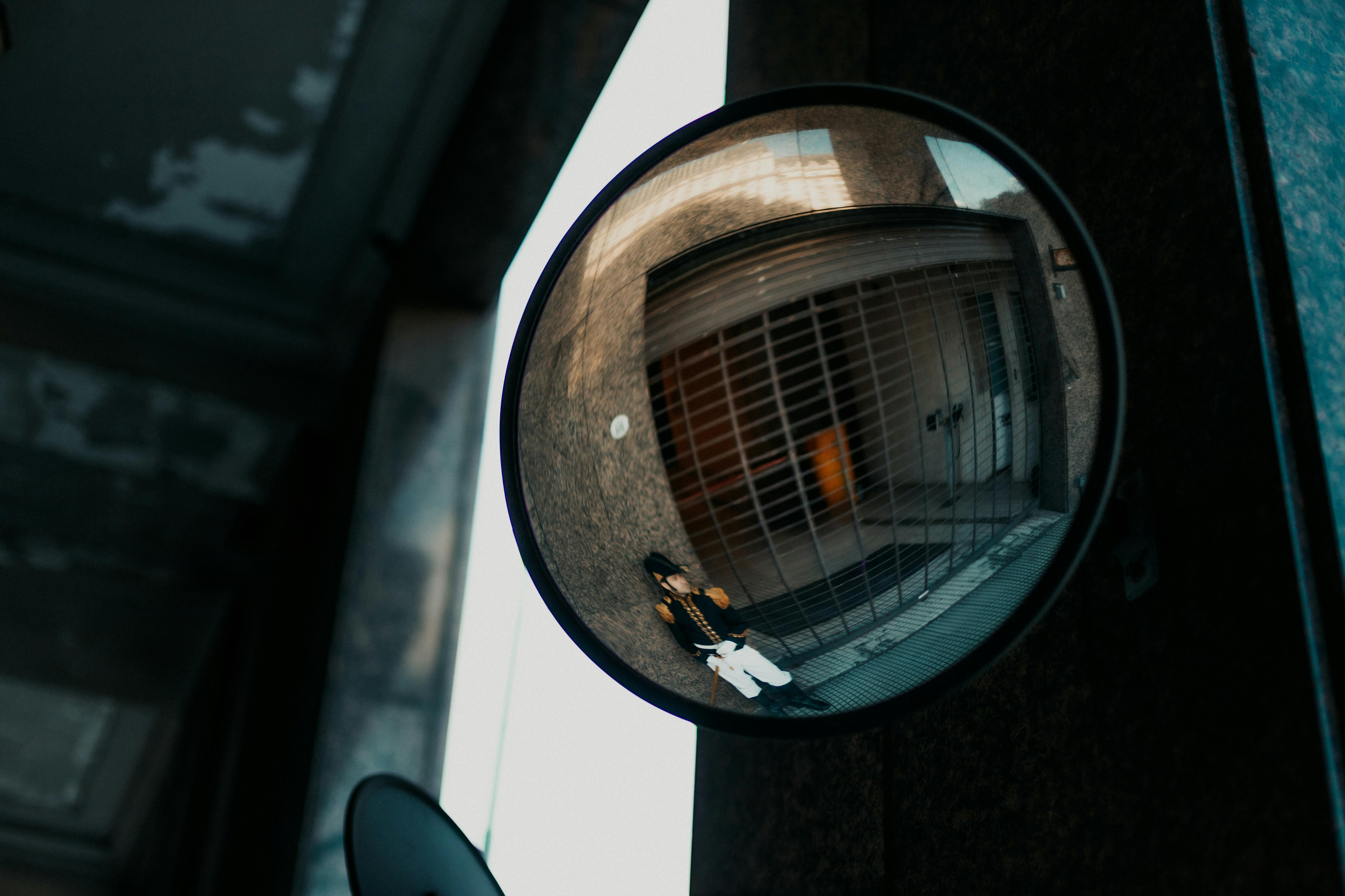 Zadarmo Podmanivý pohľad cez bezpečnostné zrkadlo odrážajúce pouličnú scenériu v Belgrane v Buenos Aires. Fotka z fotobanky