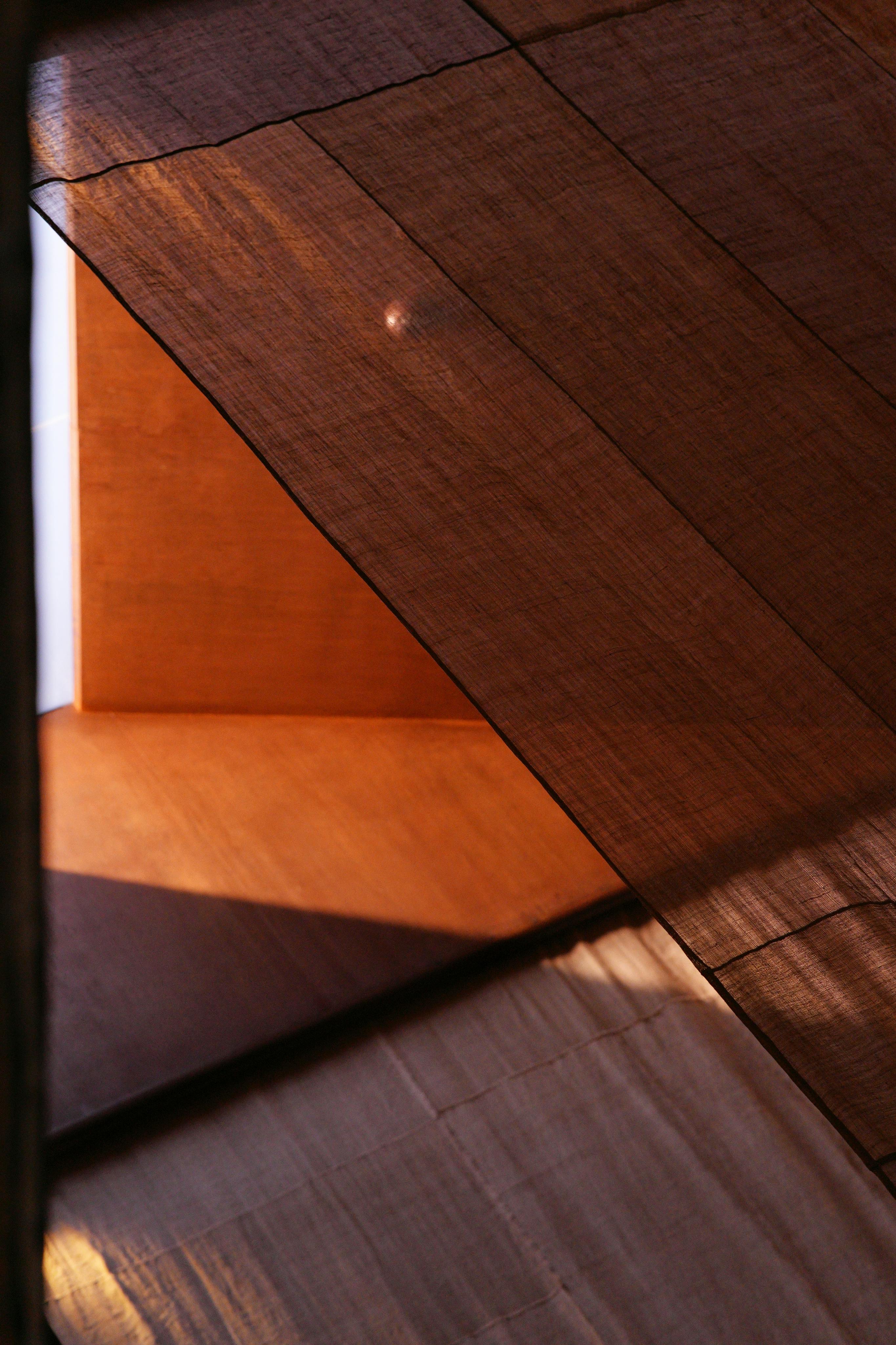 무료 질감이 있는 원단에 빛과 그림자가 어우러져 흥미로운 추상적인 구성을 만들어냅니다. 스톡 사진