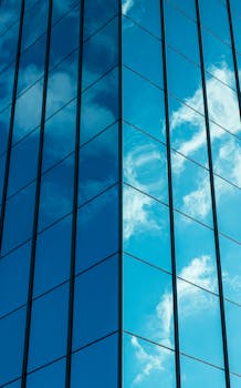 维尔纽斯一座现代化玻璃办公楼的玻璃上倒映着云层