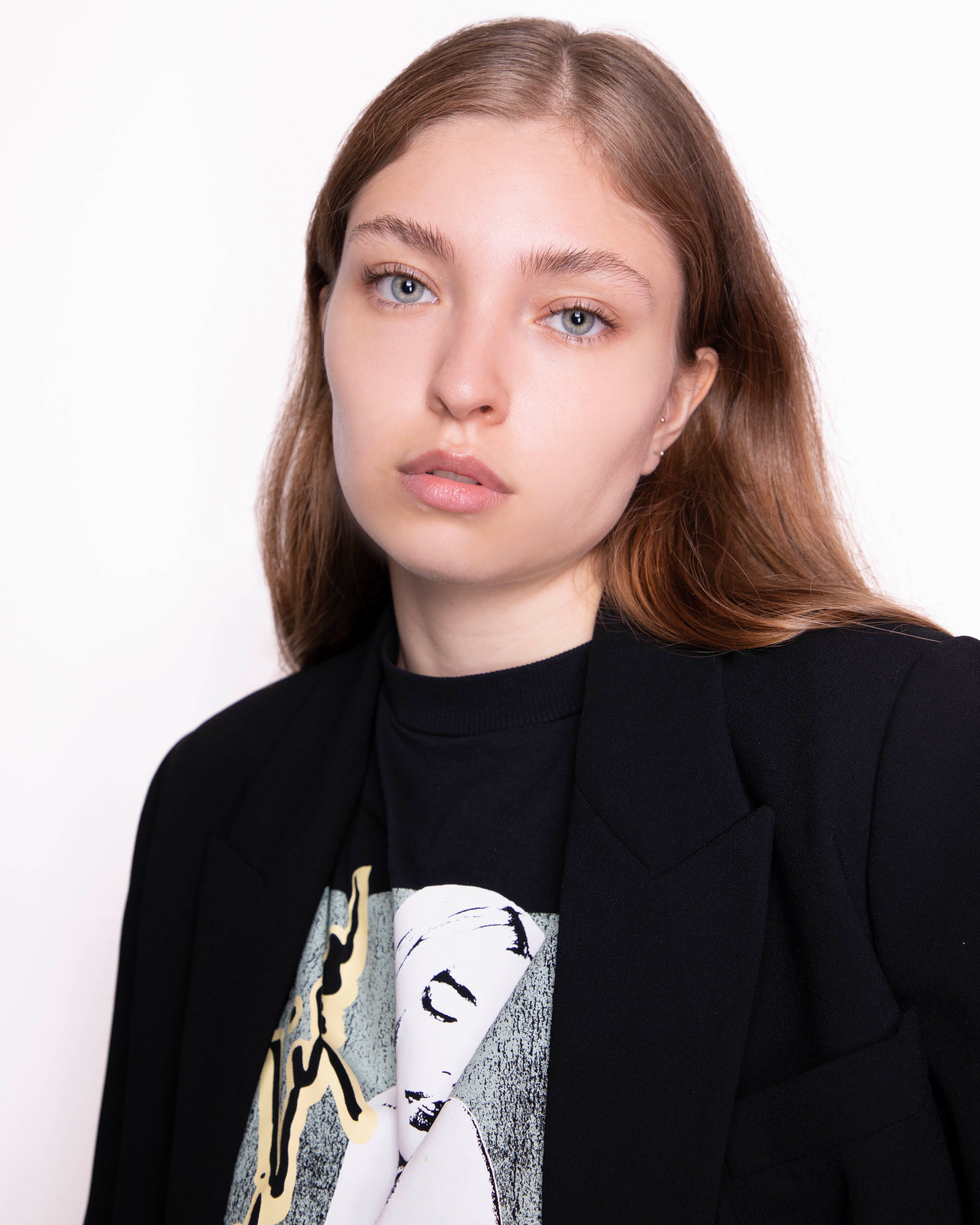 Elegant fashion portrait of a young woman with urban style in Ciudad de México.