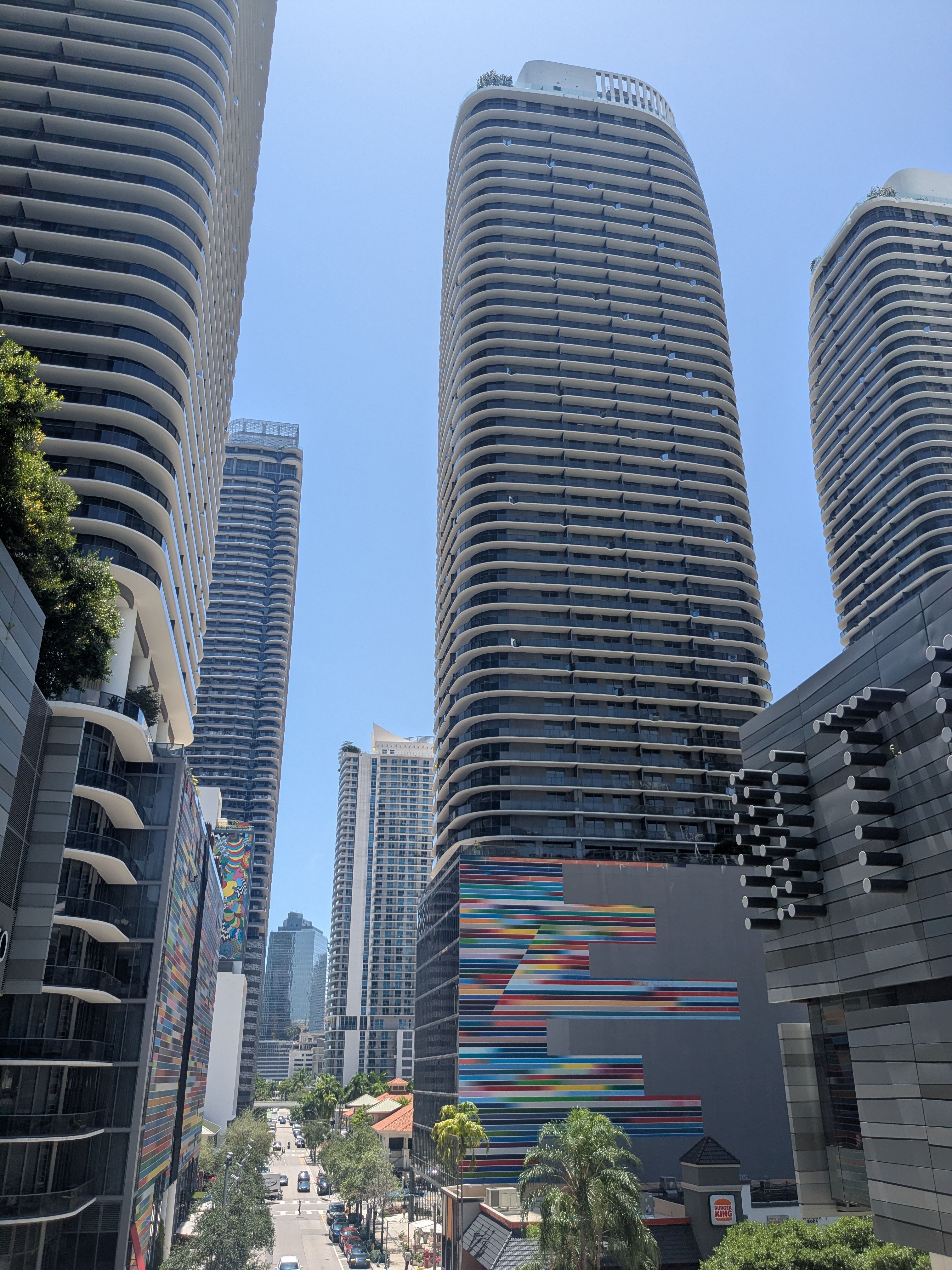 Gedung pencakar langit di pusat kota Miami tempat Tesla memperluas layanan robotaxi