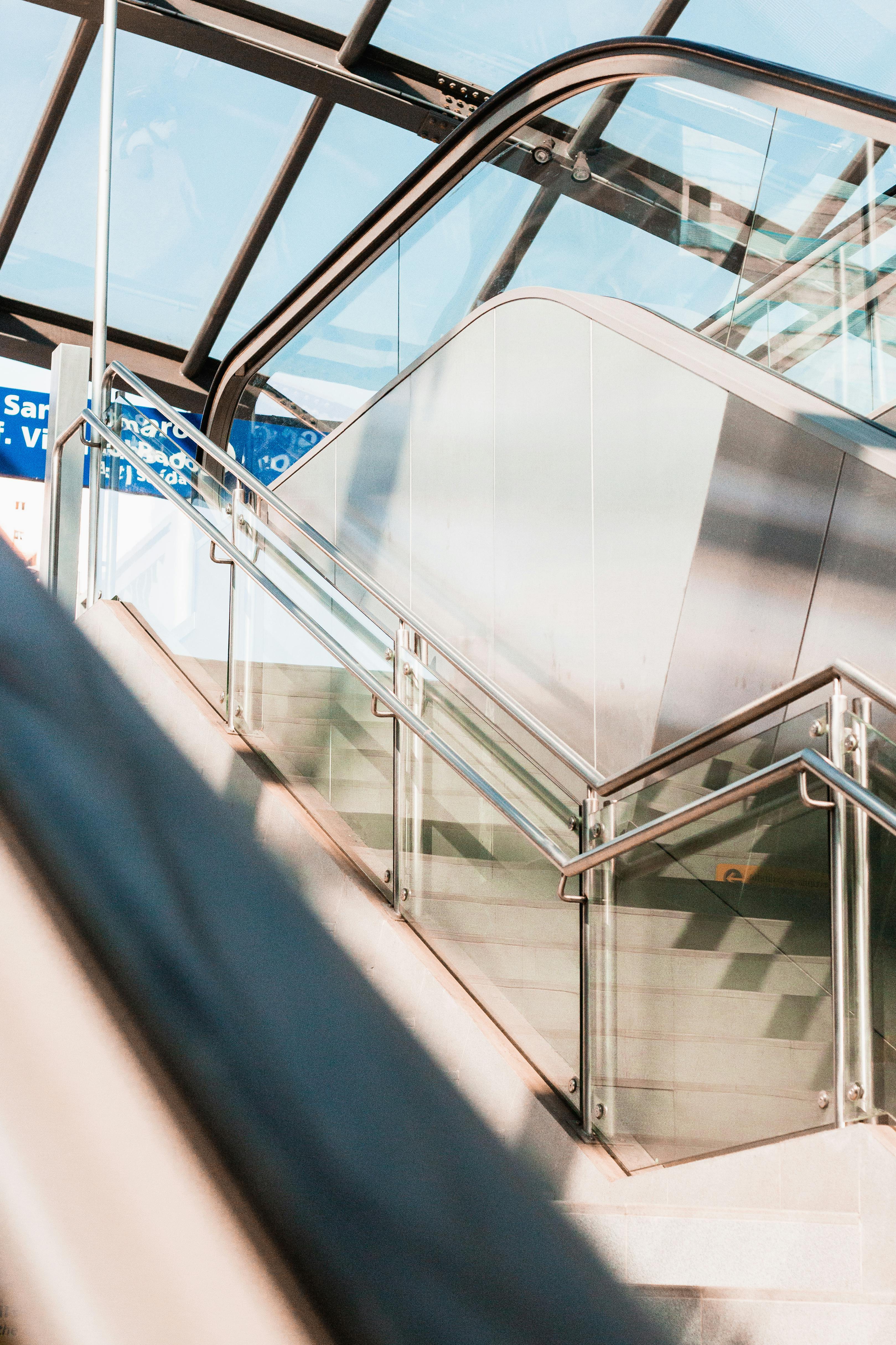 蔚蓝的天空下，一座采用玻璃和钢铁设计的未来派城市楼梯矗立着