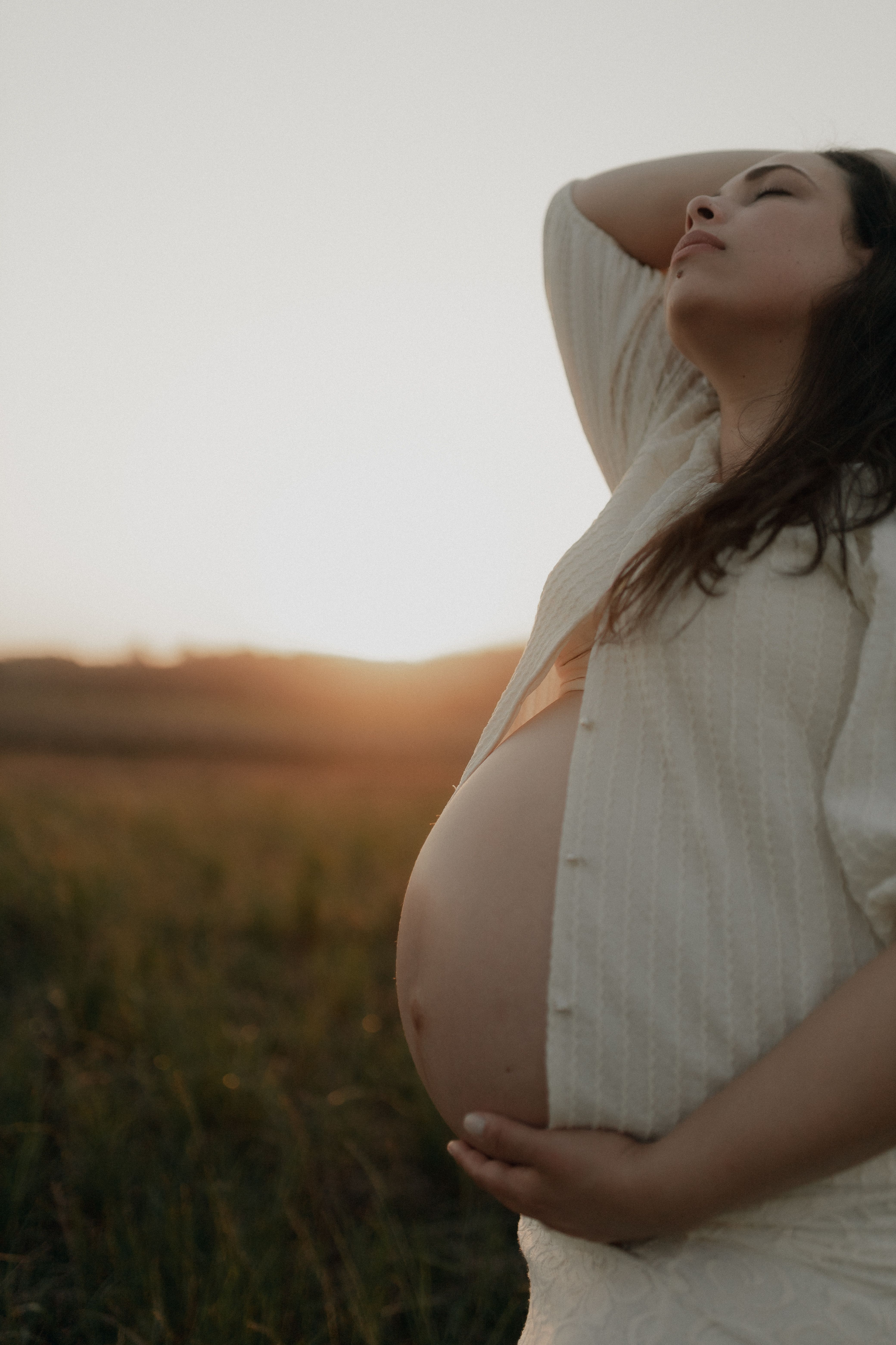 Femme enceinte au coucher du soleil