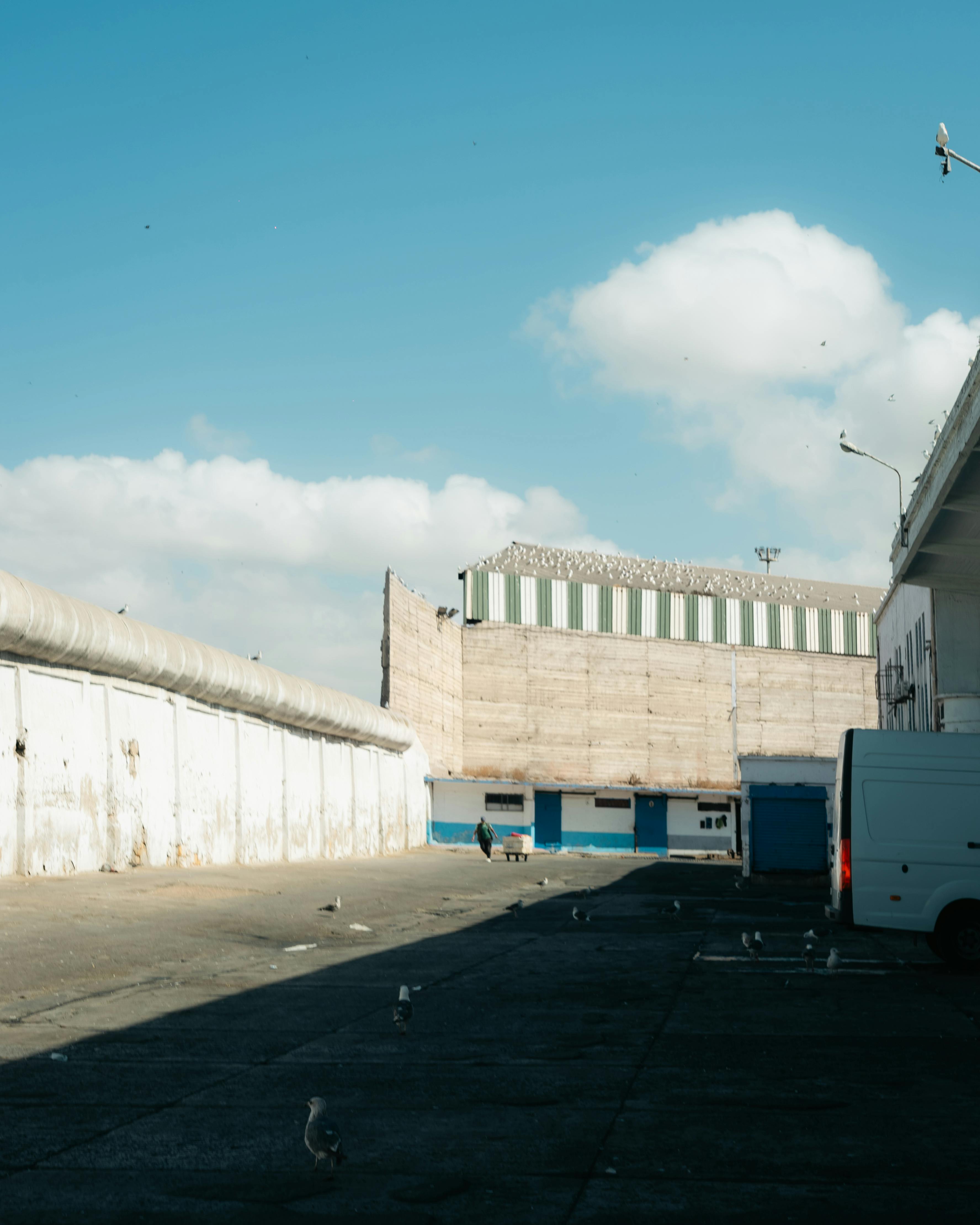 Urban warehouse exterior in Spanje, mooie locatie