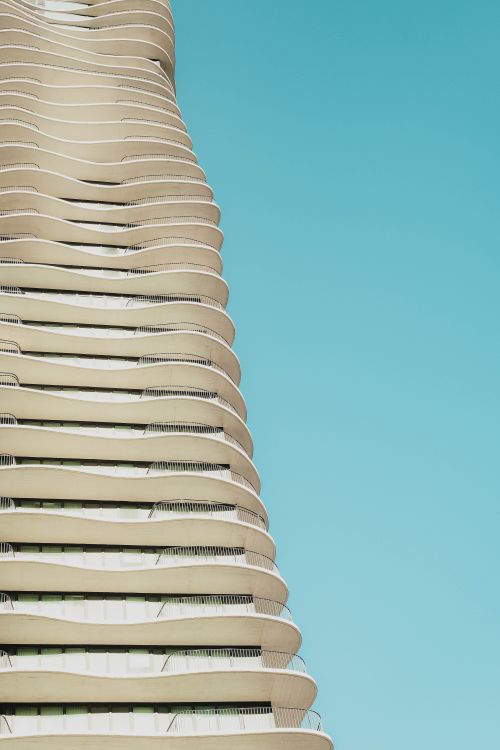 Free Stunning wavy architectural building facade against a clear blue sky in Chicago. Stock Photo