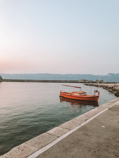 海岸のボートの写真