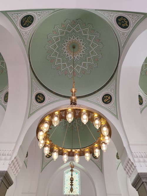 Free Elegant chandelier under beautifully decorated dome in a mosque in Madinah, Saudi Arabia. Stock Photo