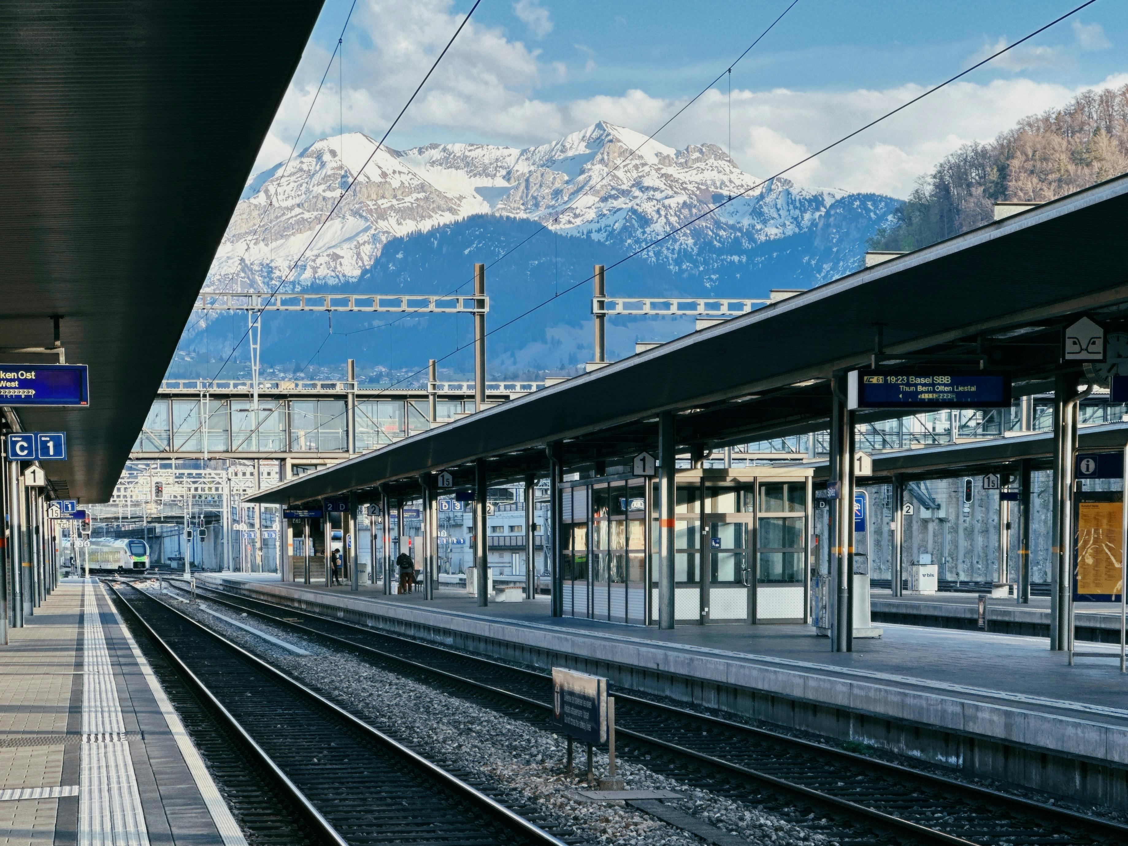 best general travel card — Photo by Paloma Lian on Pexels