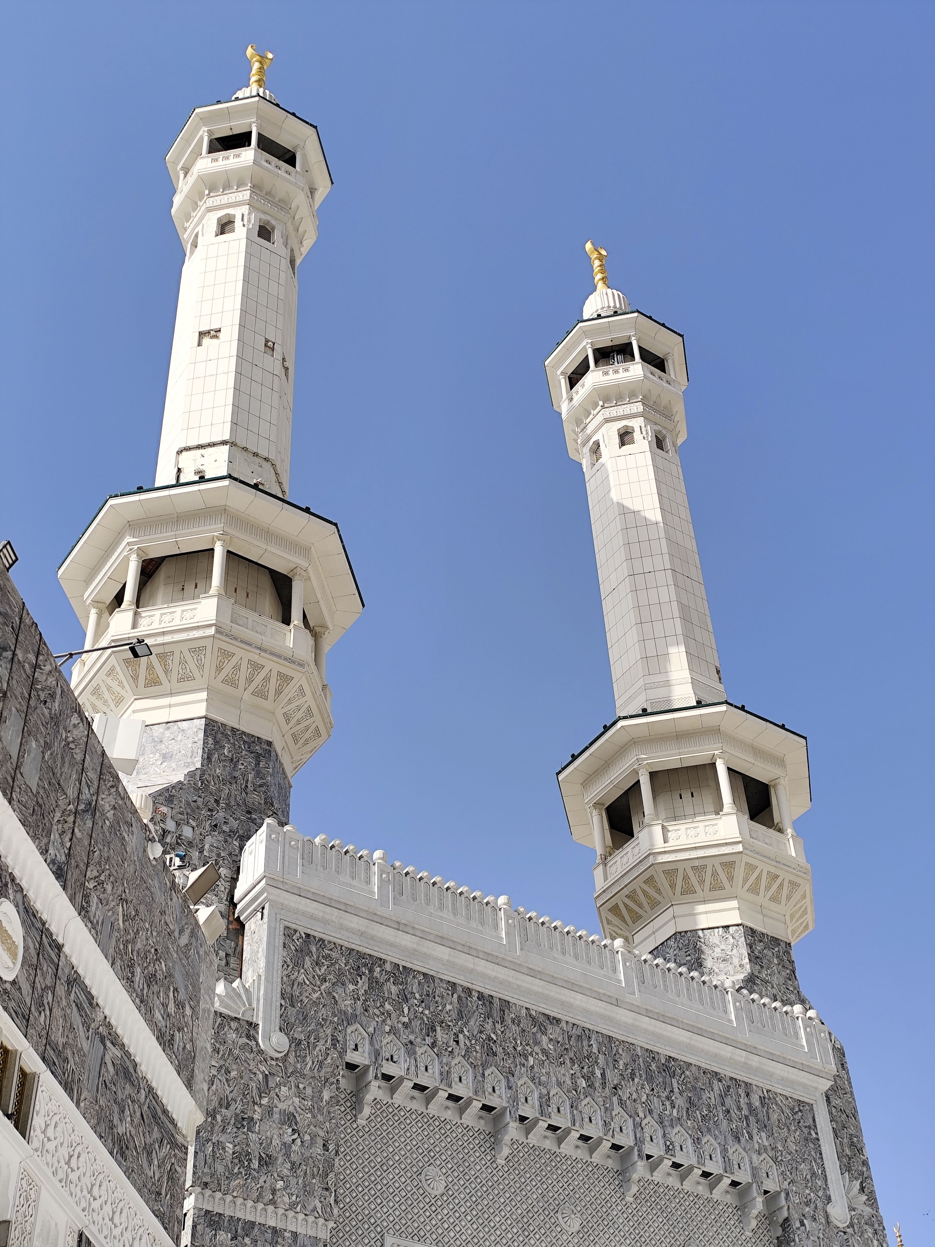 majestic-mosque-minarets-towering-in-makkah-free-stock-photo