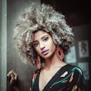 里约热内卢一位卷发、戴着鲜艳耳环的时尚女性的优雅肖像