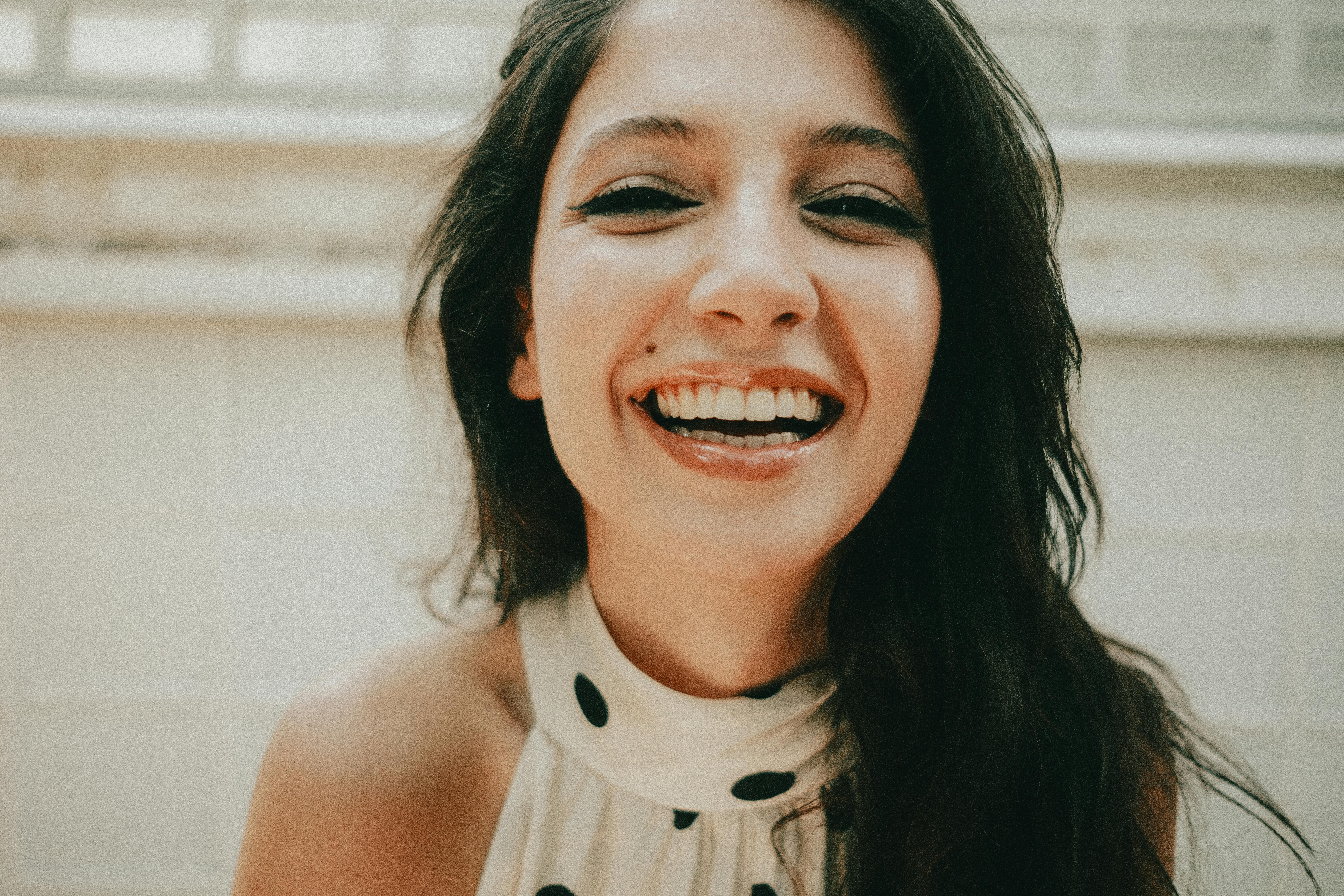 무료 실내에서 즐거운 표정과 밝은 미소를 짓고 있는 젊은 여성. 클로즈업 초상화. 스톡 사진