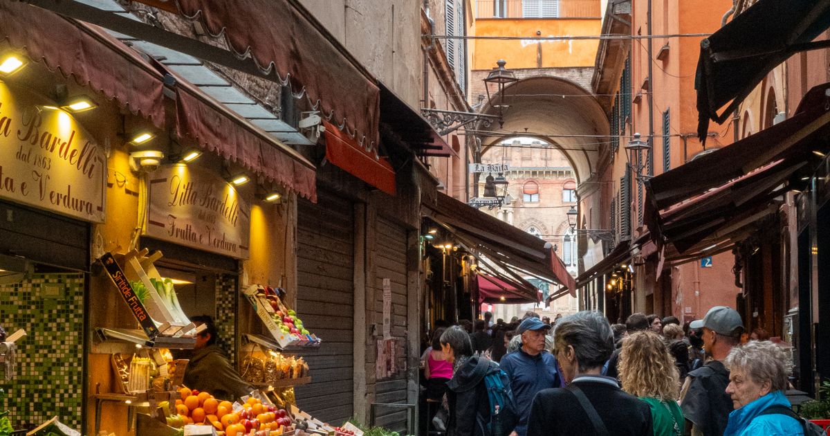 Piață alimentară din centrul istoric al Bolognei cu produse colorate