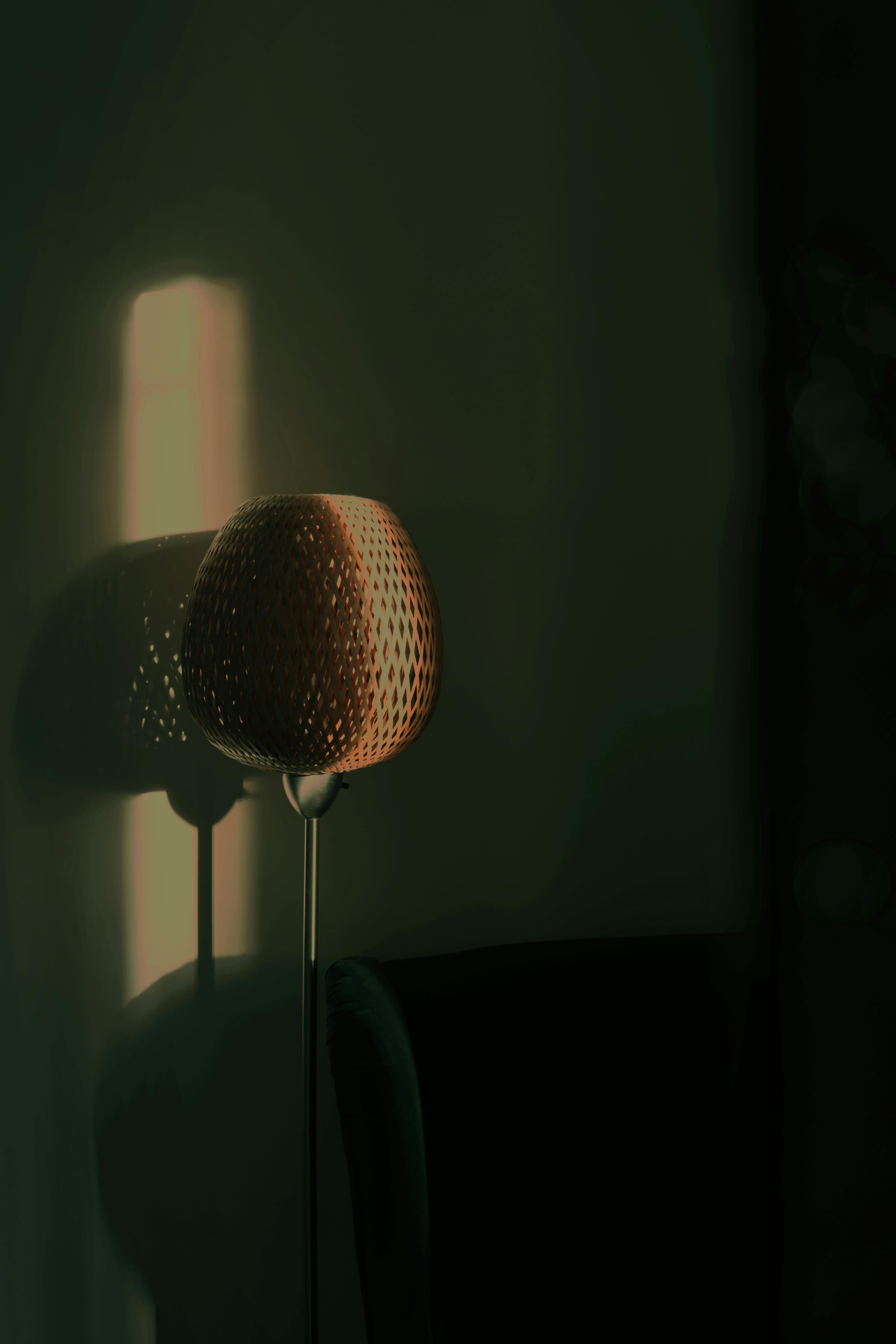 Zadarmo Osamelá vintage lampa vrhá tiene v jemnom rannom slnečnom svetle a vytvára tak náladovú atmosféru. Fotka z fotobanky