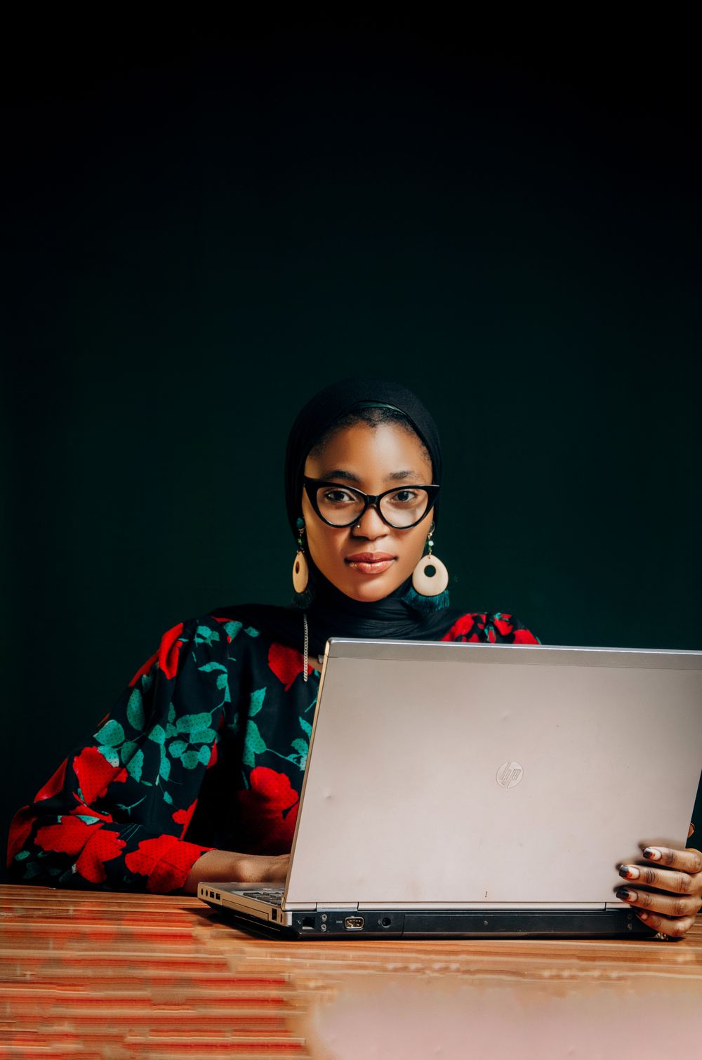 Professionnelle africaine noire analysant une stratégie de site web