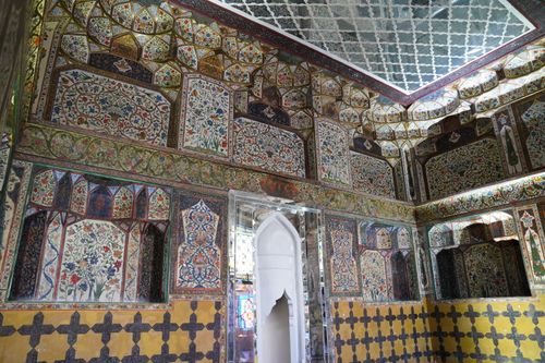Free Explore the intricate floral tile work of Mughal architecture, showcasing vibrant patterns and historical artistry. Stock Photo