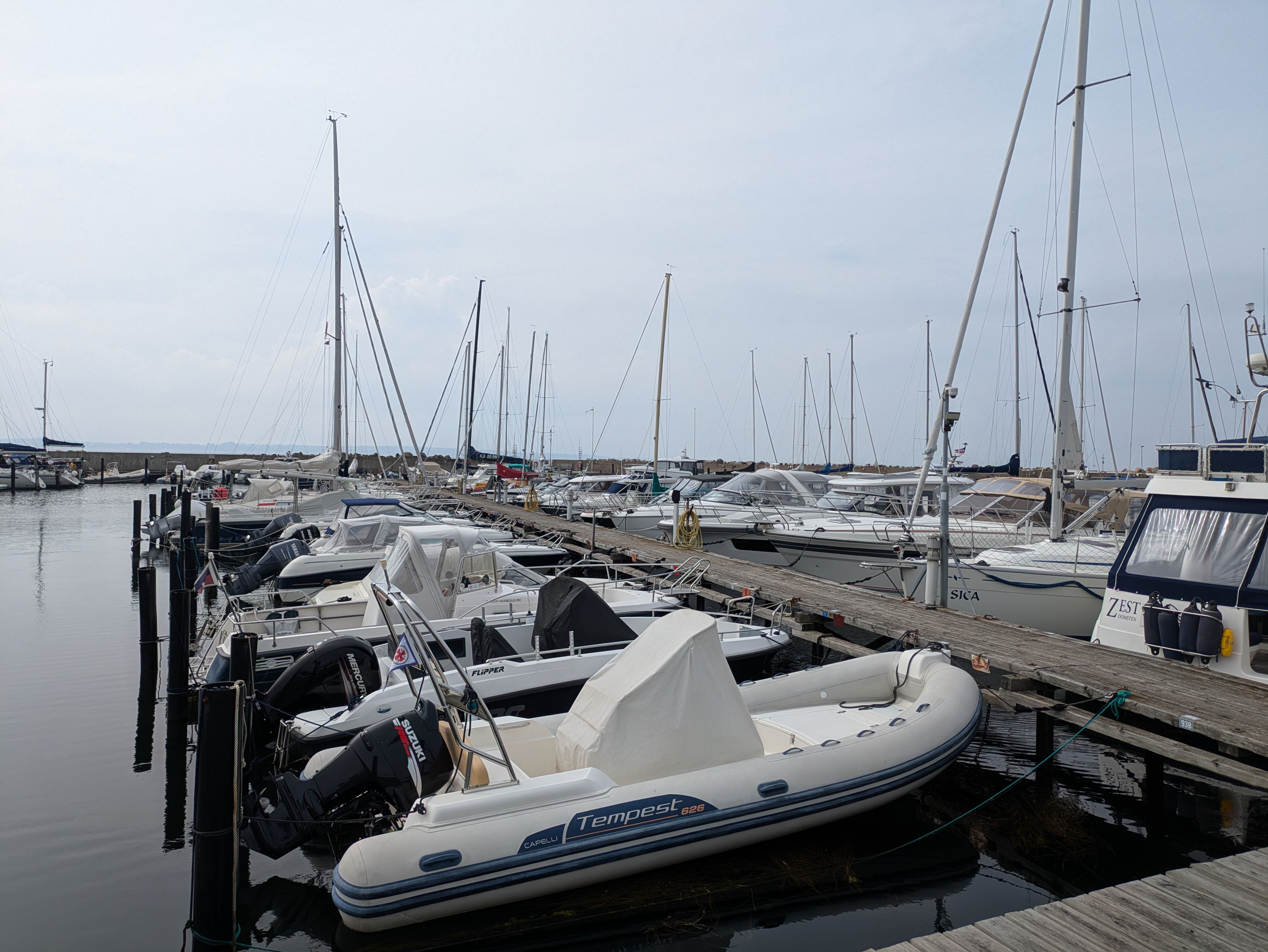 Yachts and other vessels; for pleasure or sports, inflatable (including rigid hull inflatable), unladen (net) weight exceeding 100kg