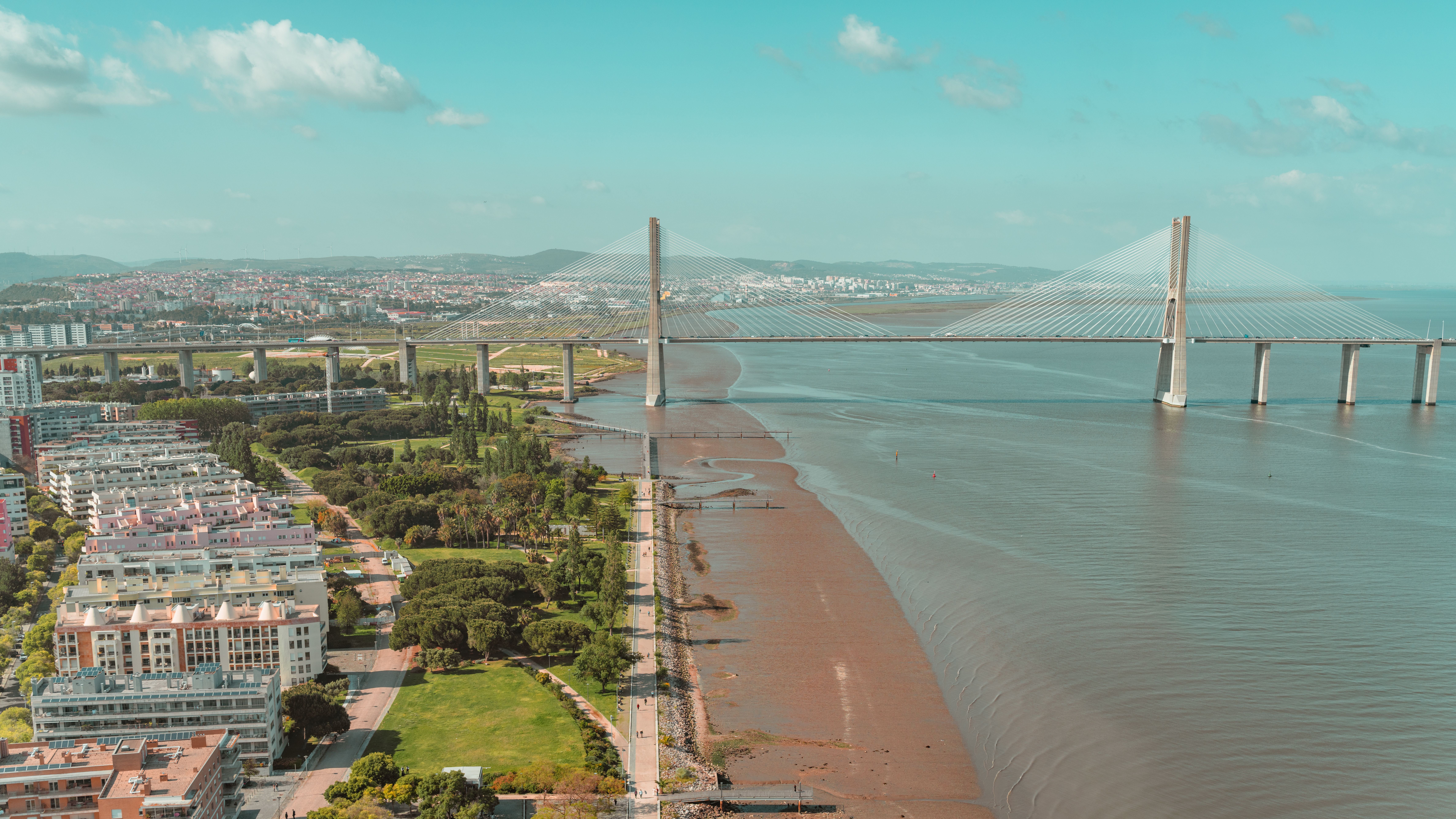 Portugal rules out remote working and reducing air travel due to fuel prices — Photo by thorl5 on Pexels