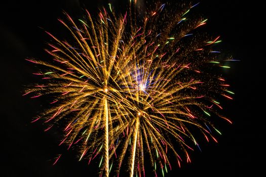 Stunning fireworks explosion featuring colorful streaks against a dark night sky., free online jigsaw puzzle on JigsawPuzzlesFreeOnline.org