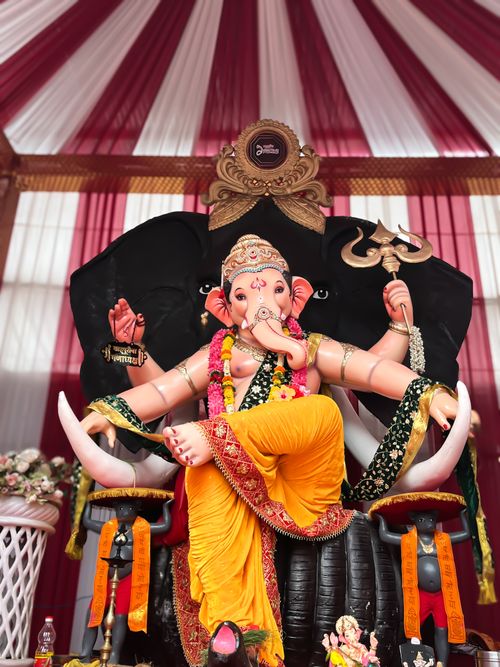 Free Colorful Lord Ganesh idol adorned for a vibrant Indian festival. Stock Photo