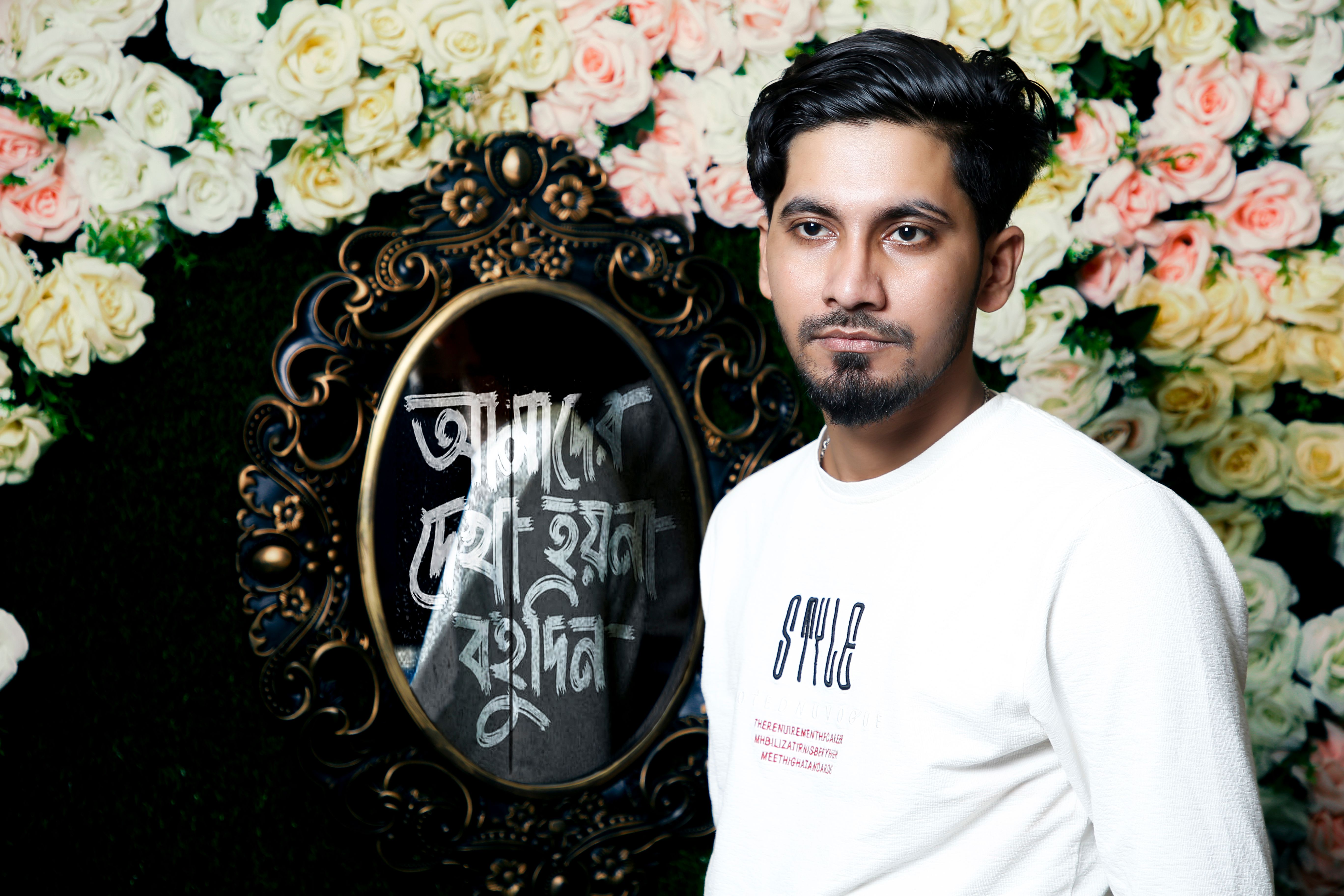 জসপ্রিত বুমরাহ রানআপে বল করছেন, ব্যাটার চাপের মধ্যে, আলোঝলমলে আন্তর্জাতিক স্টেডিয়াম