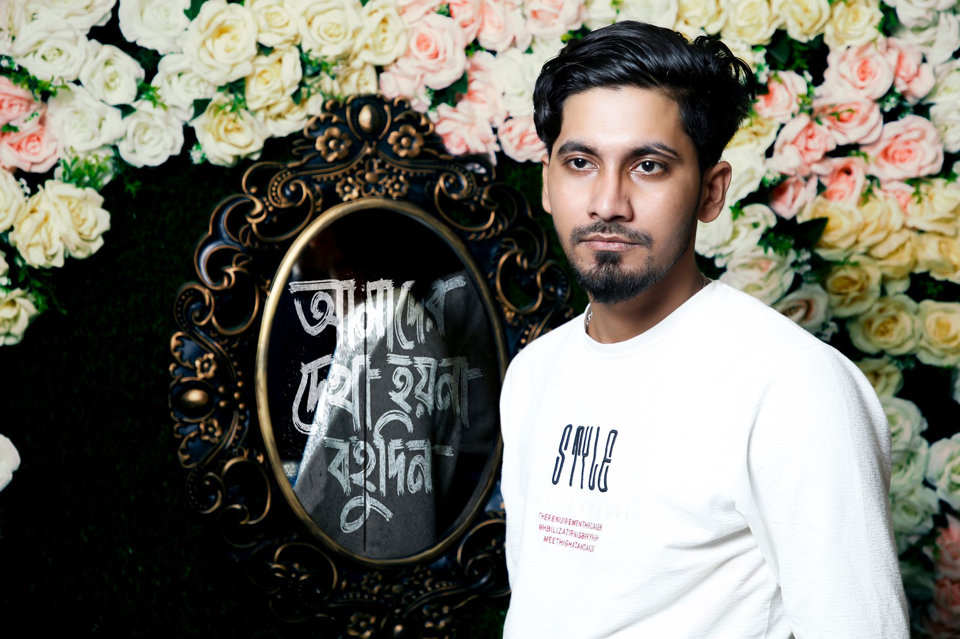জসপ্রিত বুমরাহ রানআপে বল করছেন, ব্যাটার চাপের মধ্যে, আলোঝলমলে আন্তর্জাতিক স্টেডিয়াম