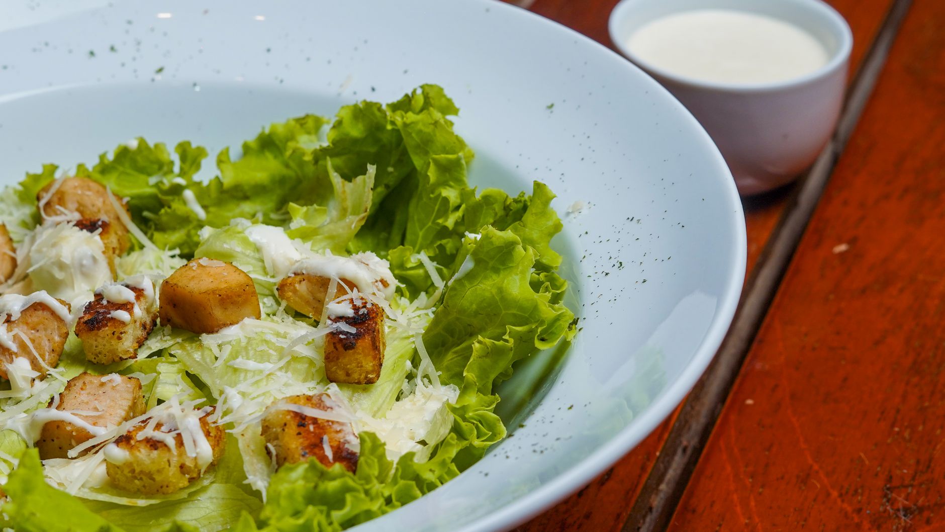 El secreto de un buen aderezo para ensaladas Aderezo casero para ensalada en un pequeño recipiente.