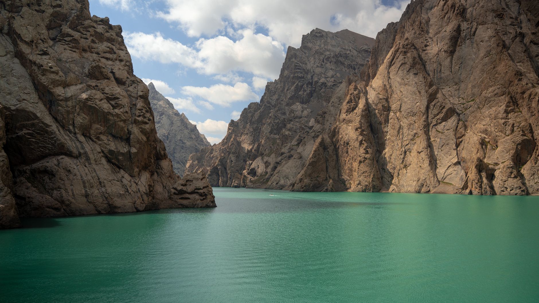 Bovilla Lake and Canyon: Turquoise Water and Easy Trails