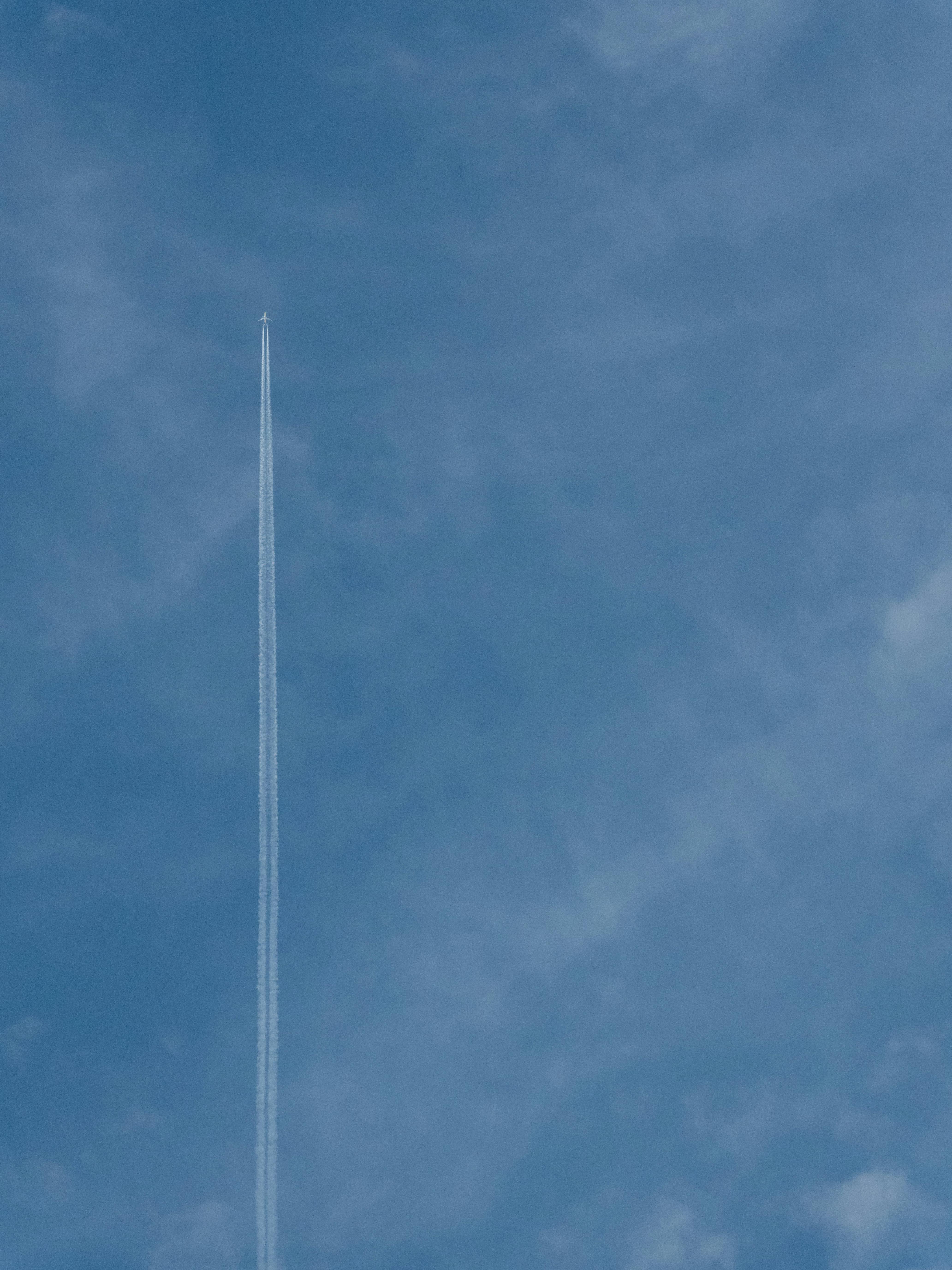 Gratis Un aereo ad alta quota lascia una scia di condensazione in un cielo azzurro brillante, simbolo di viaggio e libertà. Foto a disposizione