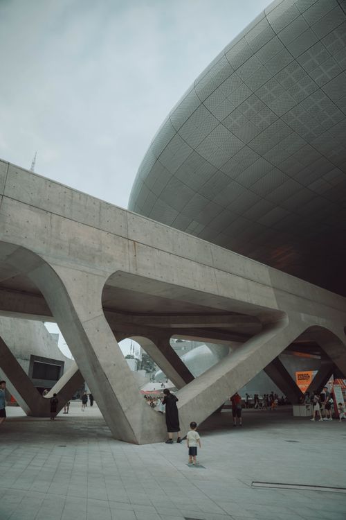 Free Capture of futuristic architecture at Dongdaemun Design Plaza, South Korea, featuring striking concrete structures. Stock Photo