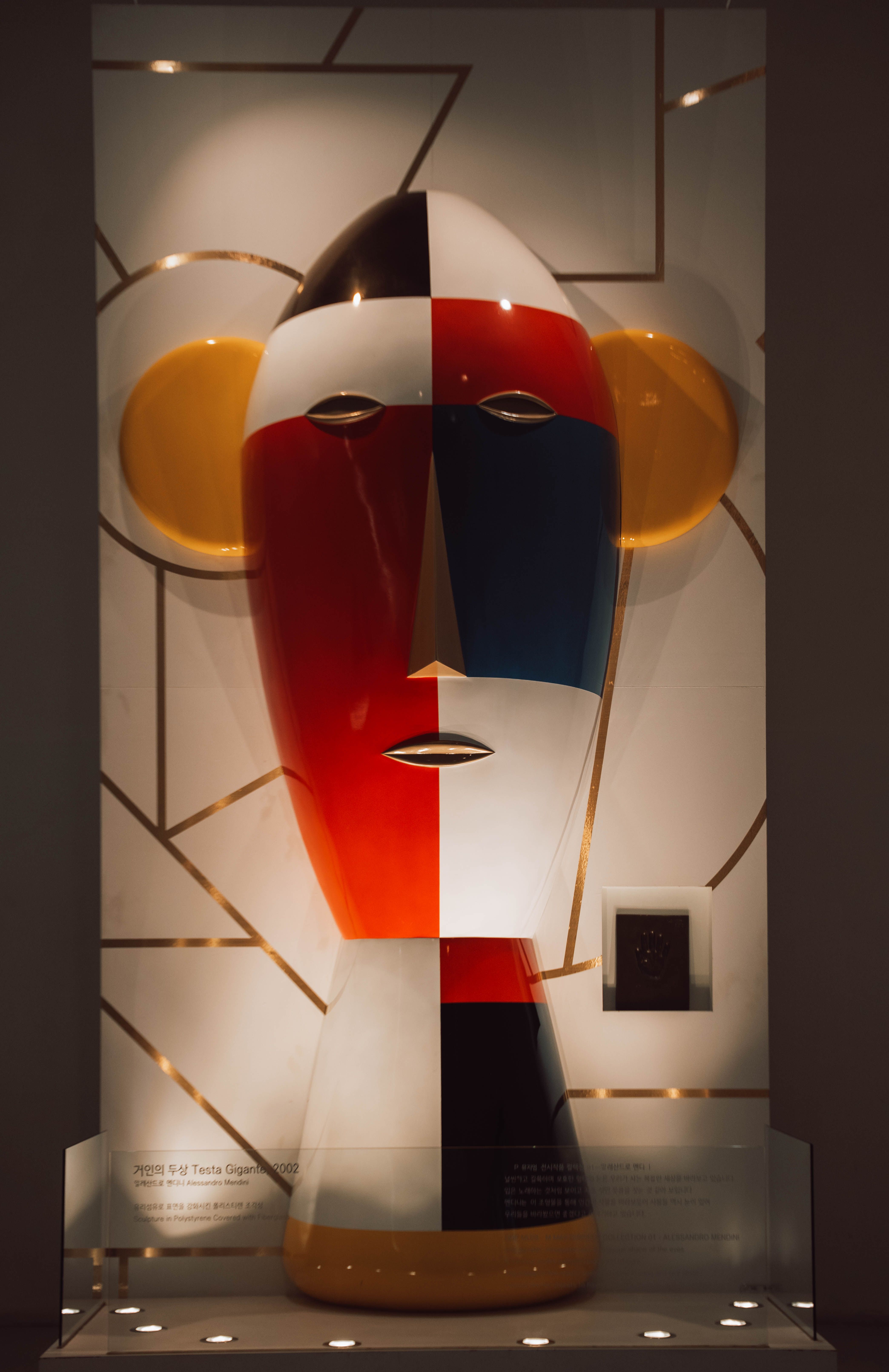 Gratis Scultura astratta colorata con motivi geometrici, che mette in risalto lo stile dell'arte contemporanea in un ambiente da galleria. Foto a disposizione