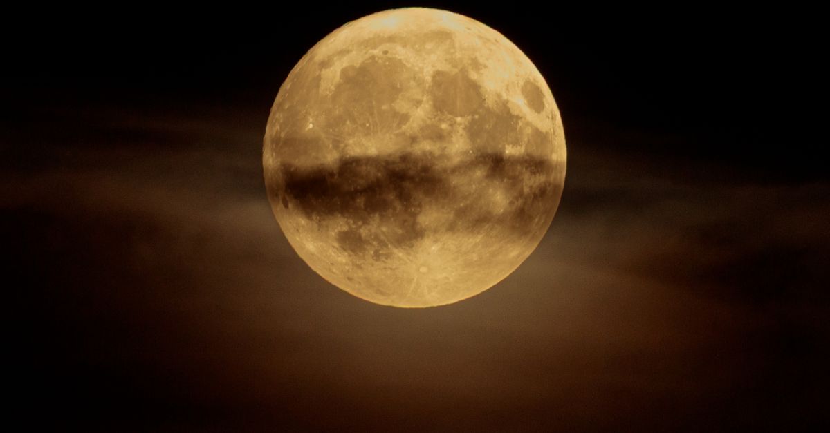 La luna llena de septiembre y Saturno: la mejor noche para observar el cielo nocturno La luna llena de septiembre y Saturno: la mejor noche para observar el cielo nocturno