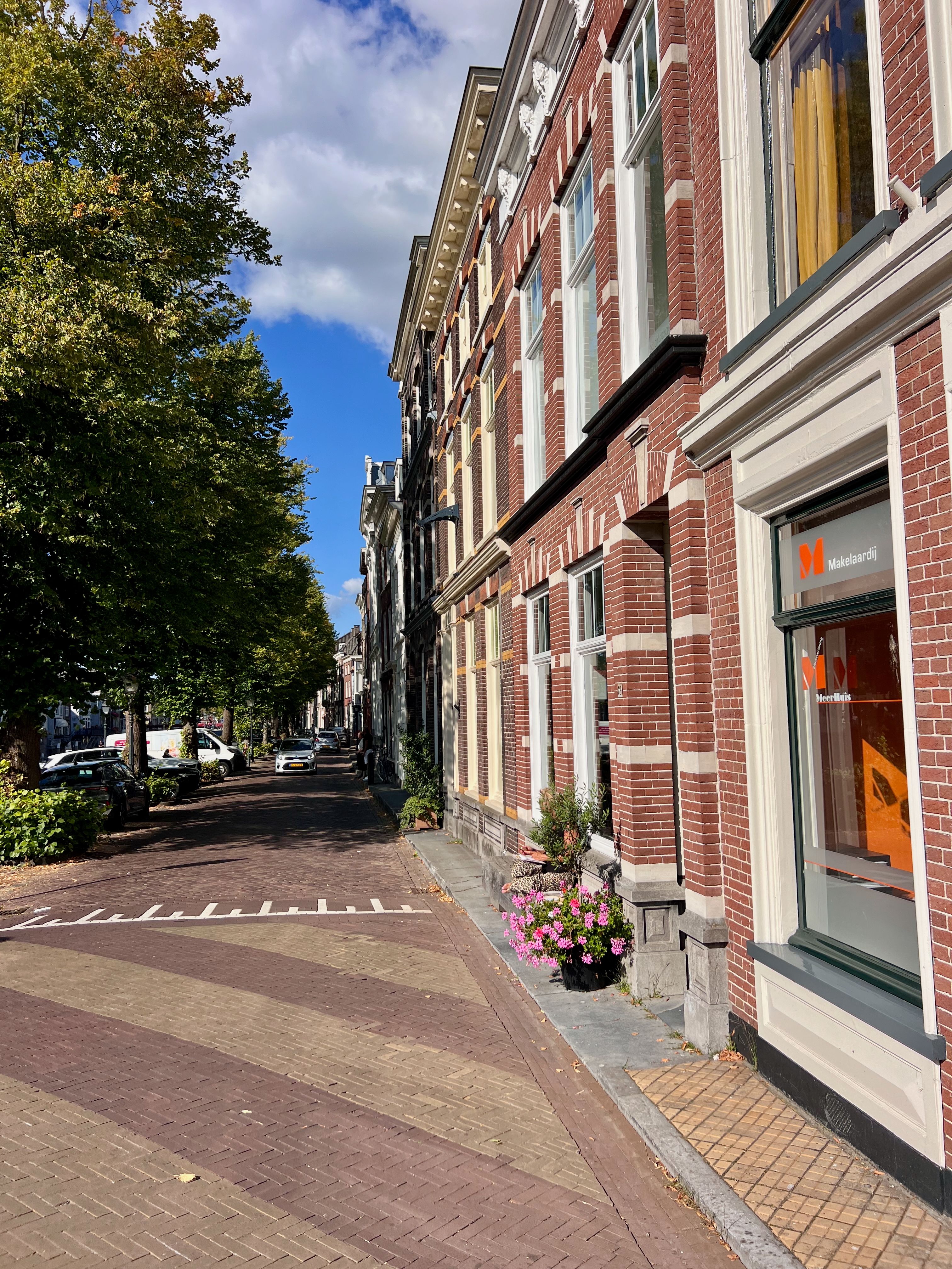 Europees straatbeeld met historische gebouwen in Amsterdam, Nederland.