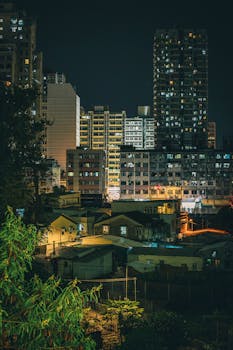 香港的高楼在夜空中熠熠生辉，展现着城市生活的活力