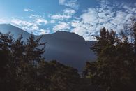 香港日出时分，美丽的山景、树木和云彩共同营造出宁静的氛围