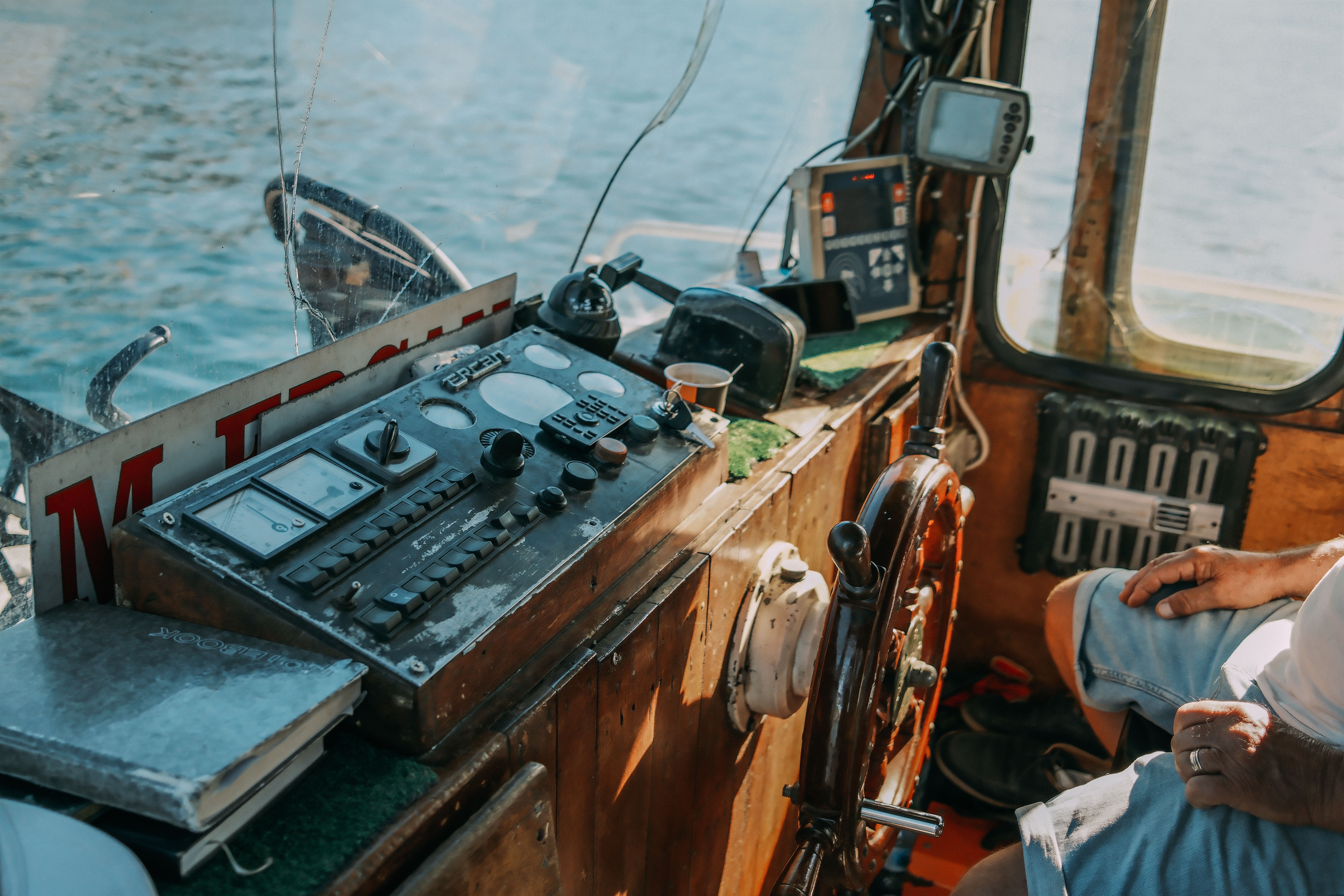 Why work with a yacht agent in Portonovi