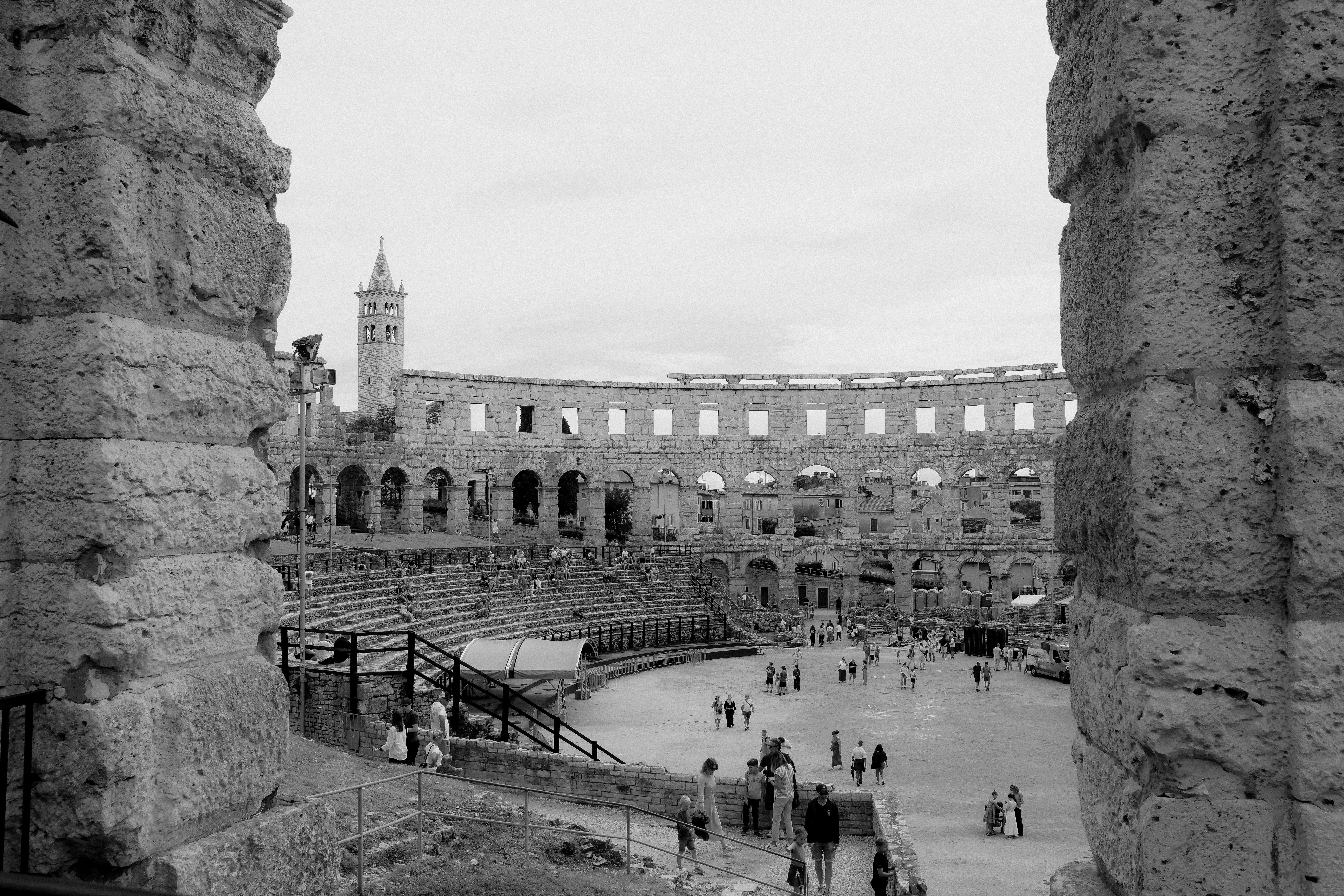 Ücretsiz Hırvatistan'daki antik Pula Arena'nın klasik Roma mimarisini sergileyen siyah beyaz görüntüsü. Stok Fotoğraflar