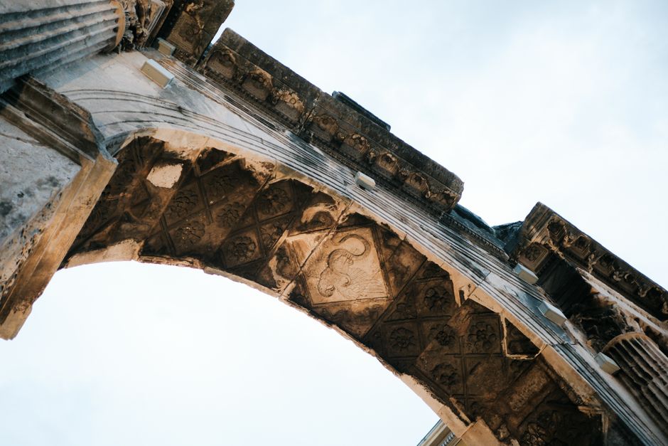 Fotomural Primer plano de un arco de piedra histórico con tallas detalladas que resaltan el patrimonio arquitectónico.