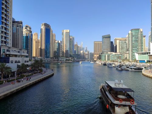 De franc Vista panoràmica del port esportiu de Dubai amb gratacels i iots sota un cel blau clar. Foto d'estoc