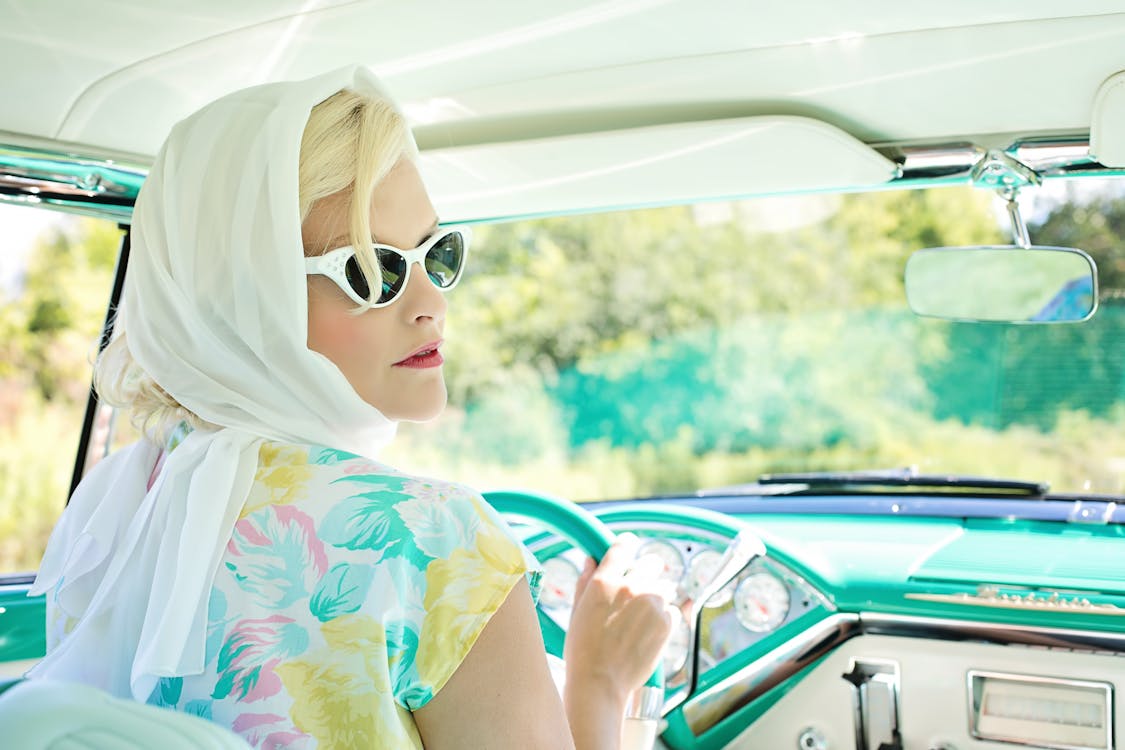 Woman Driving Vintage Car Sur Route Pendant La Journée