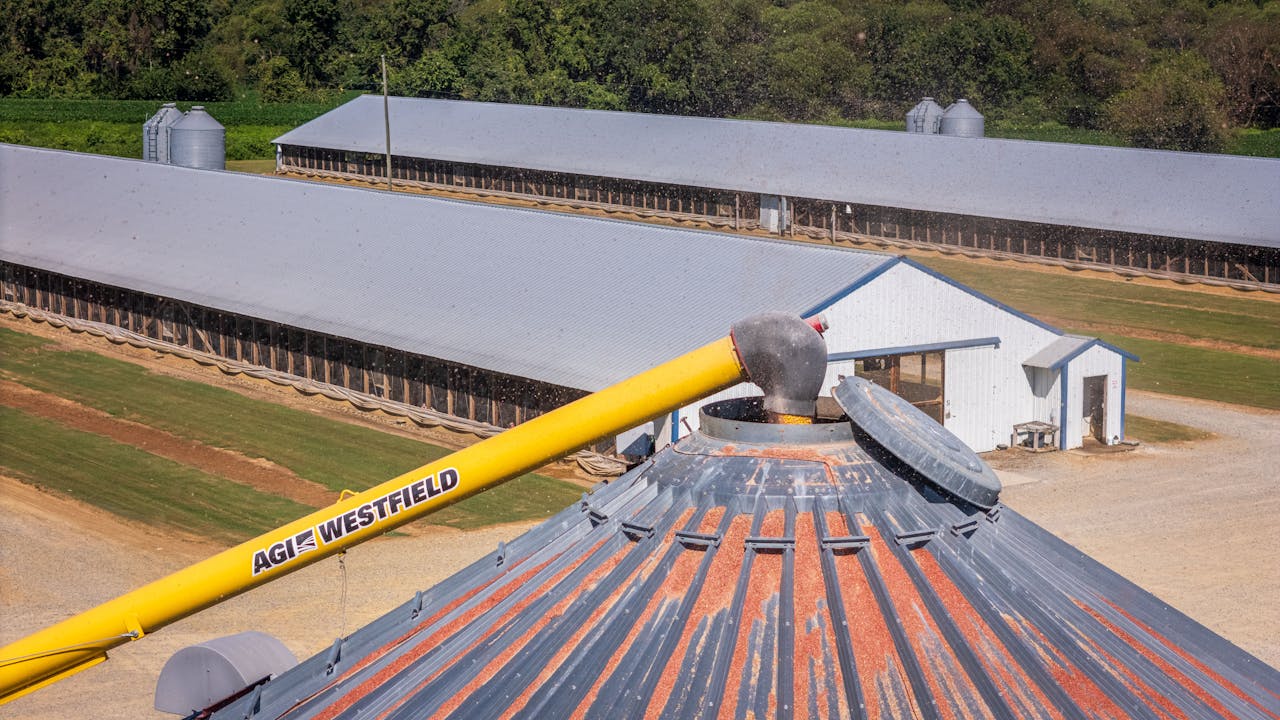 Veduta aerea di impianto agricolo con silos, depositi e percorsi