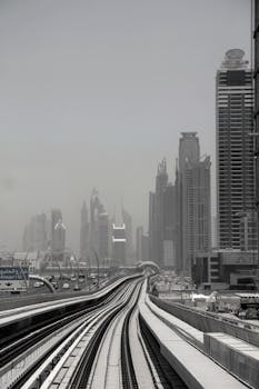 雾天拍摄的迪拜天际线与地铁轨道，呈现出一幅醒目的单色视图