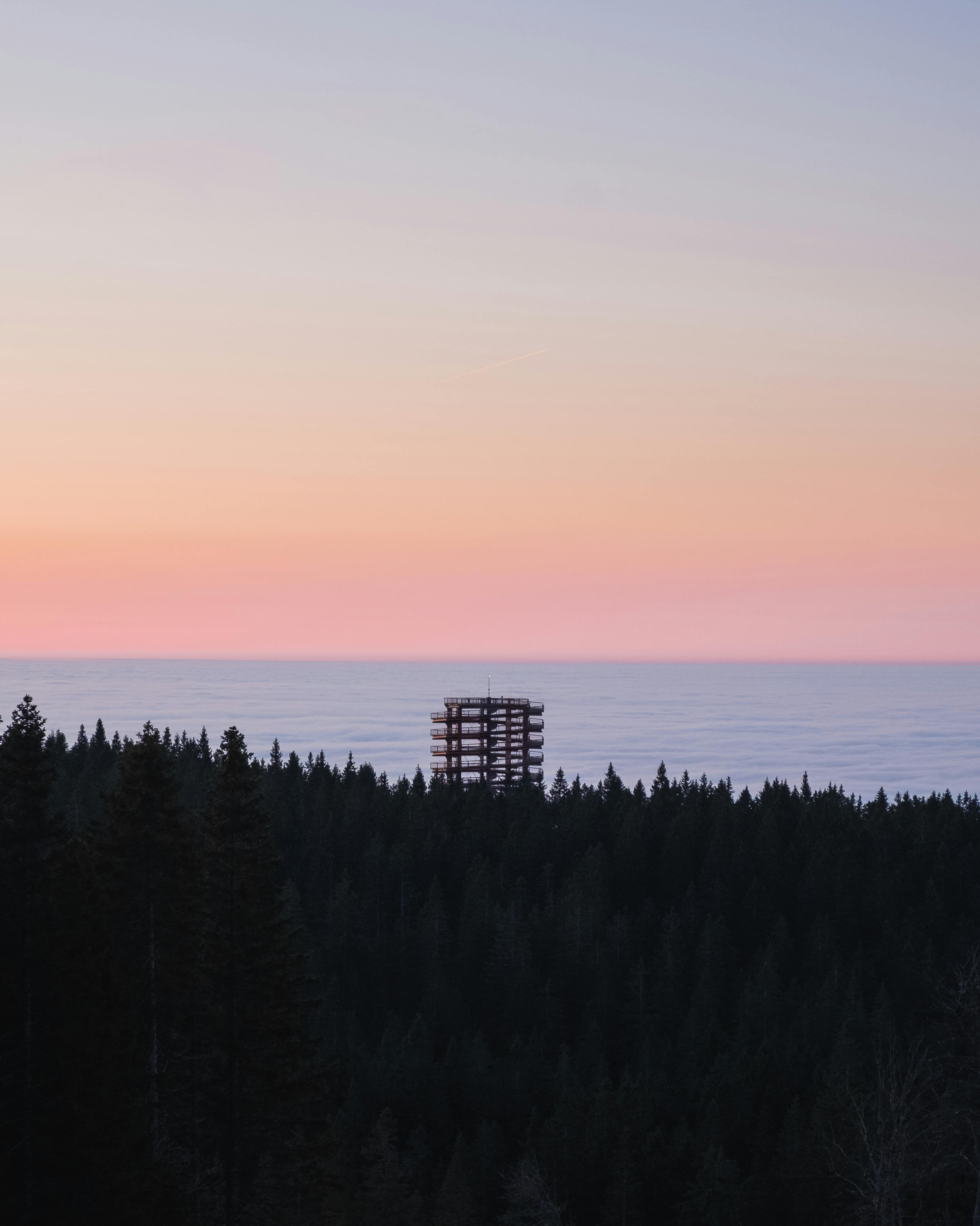 斯洛文尼亚罗格拉日落时分的风景，标志性的观景塔在色彩缤纷的天空中映衬出轮廓