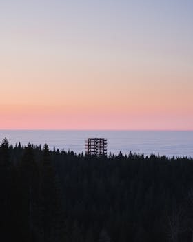 斯洛文尼亚罗格拉日落时分的风景，标志性的观景塔在色彩缤纷的天空中映衬出轮廓
