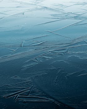 斯洛文尼亚罗格拉冰冻湖泊上复杂冰纹的详细视图