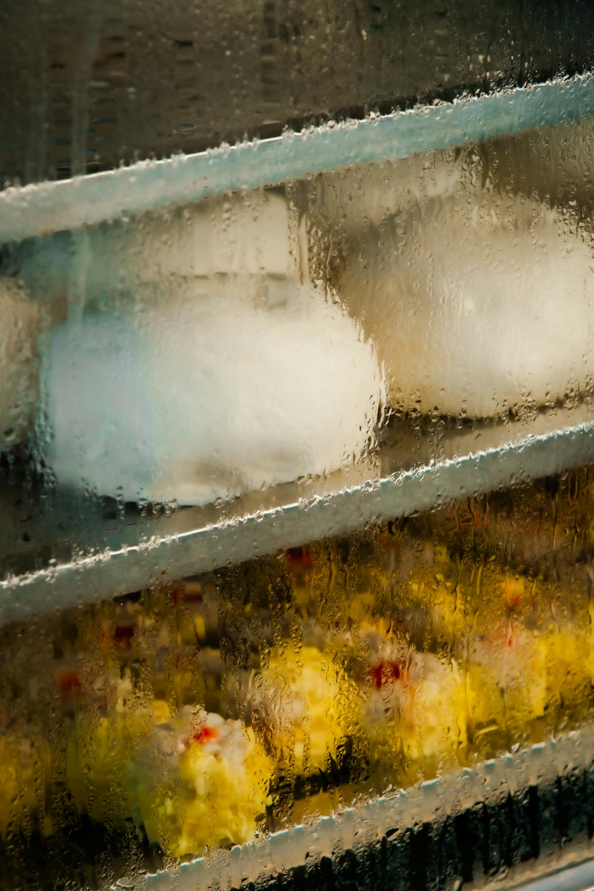 Varietà di gnocchi e panini al vapore disposti nello scaldavivande