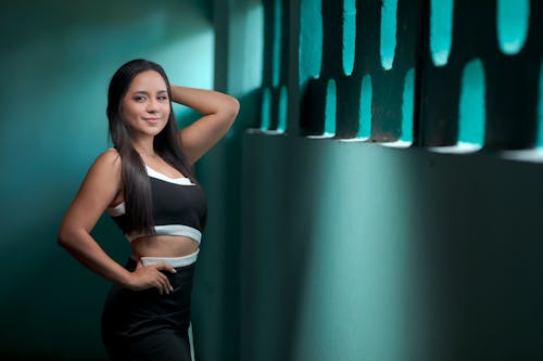 Portret elegant în lumina orașului